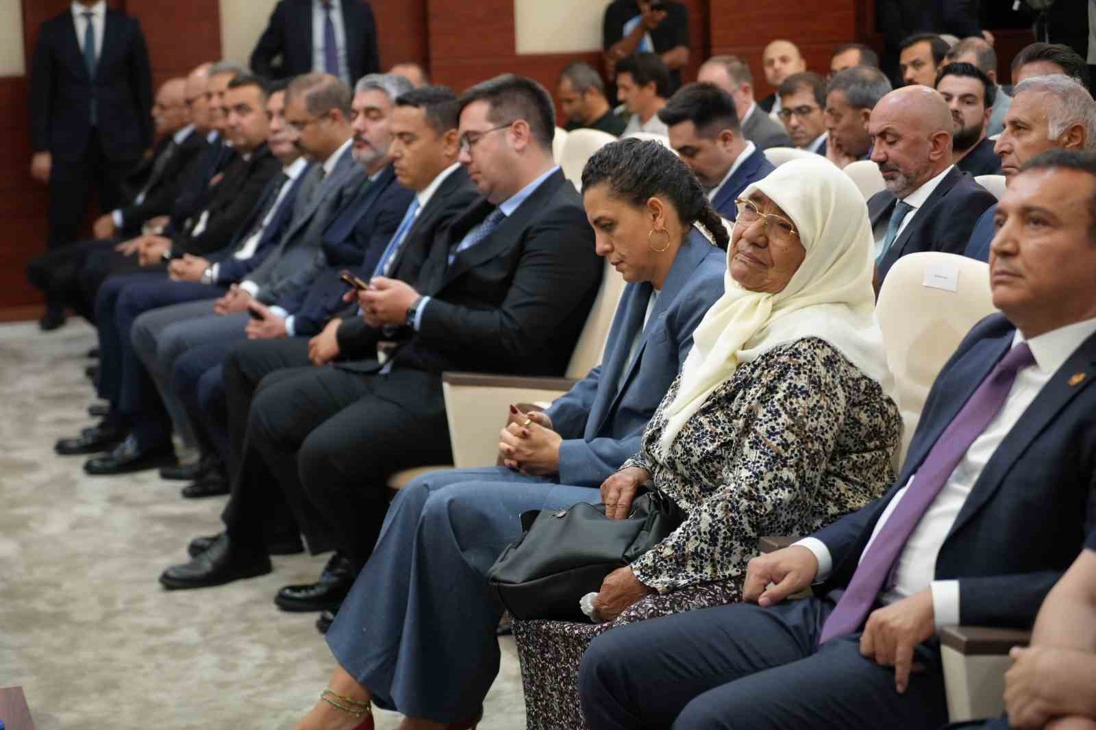 ANTALYA'DA TEDAVİ GÖRDÜĞÜ HASTANEDE HAYATINI KAYBEDEN CUMHURİYET SAVCISI GADEM TAŞ'IN ADININ VERİLDİĞİ KONFERANS SALONU, TÖRENLE HİZMETE AÇILDI.