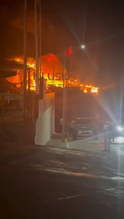 ANTALYA’NIN ALANYA İLÇESİNDE GECE SAATLERİNDE BİR EĞLENCE MEKANINDA ÇIKAN YANGIN, İTFAİYE EKİPLERİNİN SAATLER SÜREN ÇALIŞMASI SONUCU SÖNDÜRÜLDÜ.