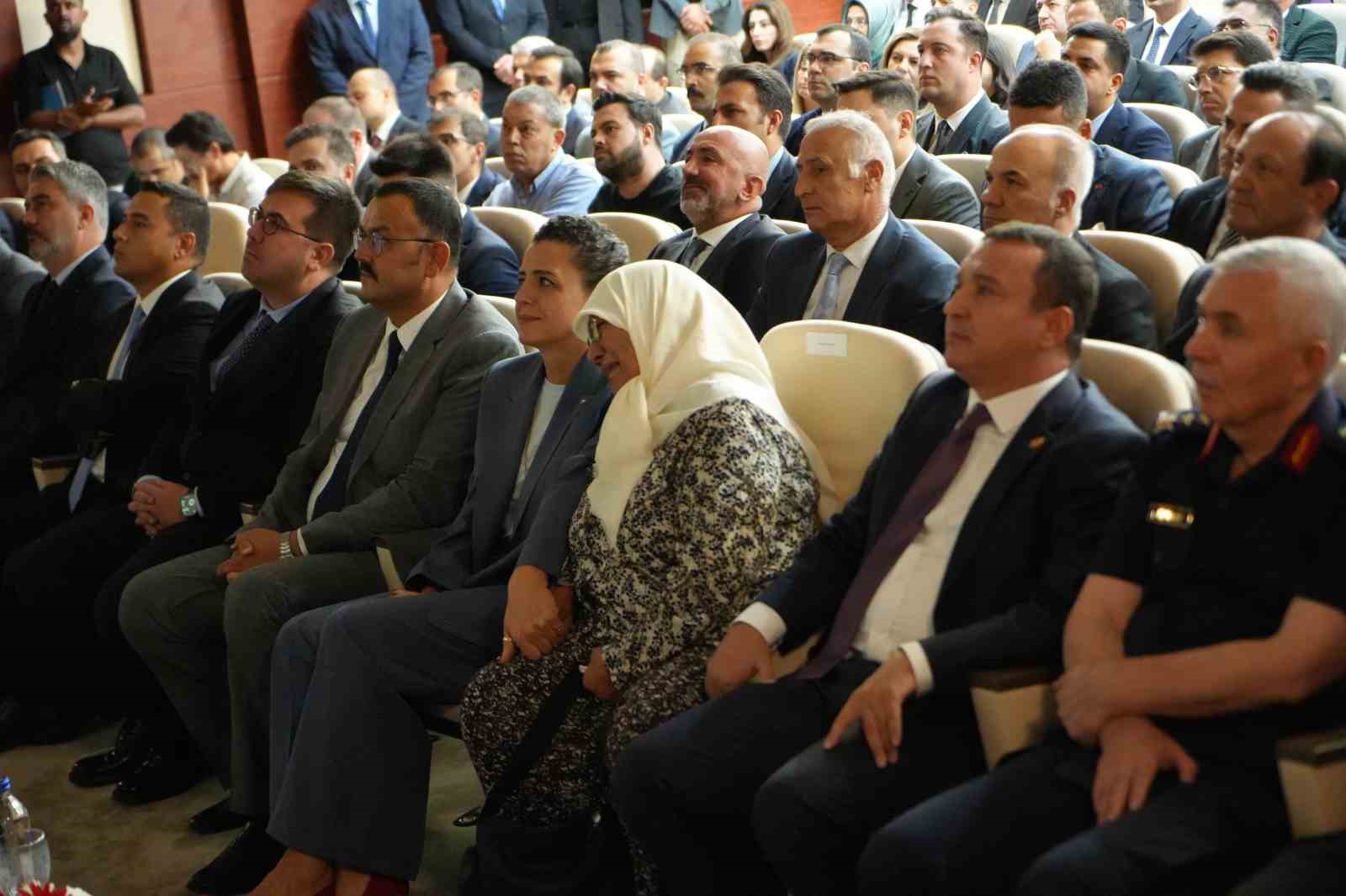 ANTALYA'DA TEDAVİ GÖRDÜĞÜ HASTANEDE HAYATINI KAYBEDEN CUMHURİYET SAVCISI GADEM TAŞ'IN ADININ VERİLDİĞİ KONFERANS SALONU, TÖRENLE HİZMETE AÇILDI.