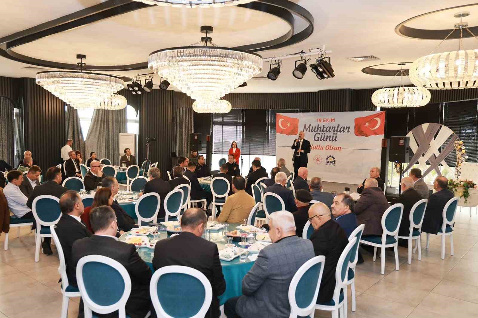 GEBZE’DE MUHTARLAR GÜNÜ DOLAYISIYLA DÜZENLENEN BULUŞMADA, İLÇEDE GÖREV YAPAN MAHALLE MUHTARLARI BİR ARAYA GELDİ. PROGRAMDA MUHTARLARIN MAHALLELERİN İHTİYAÇLARININ BELİRLENMESİ VE VATANDAŞLARIN TALEPLERİNİN KARŞILANMASINDAKİ ROLÜ VURGULANDI.