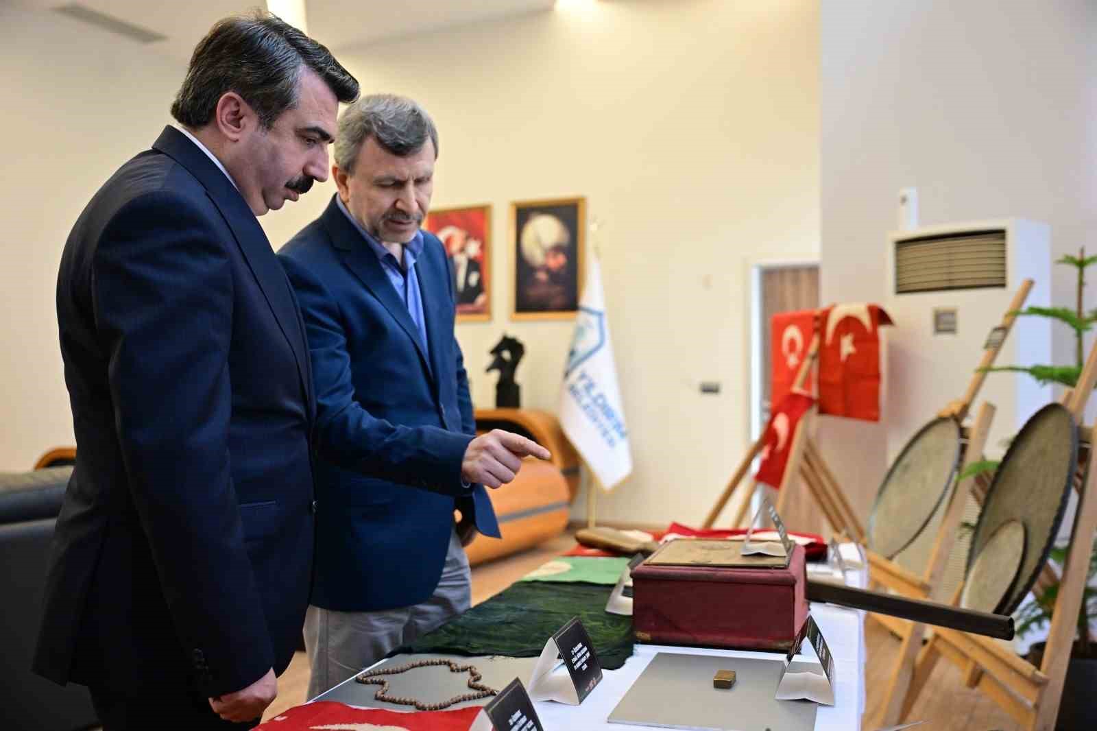 YILDIRIM BELEDİYESİ, KENTİN TARİHİ VE KÜLTÜREL HAFIZASINA GÜÇ KATACAK ÖNEMLİ BİR PROJEYİ DAHA HAYATA GEÇİRİYOR. FARKLI DÖNEMLERE AİT KÜLTÜREL VE MANEVİ DEĞERİ YÜKSEK OBJELERİN YANI SIRA BURSA’NIN GEÇMİŞİNİ YANSITAN ESERLERİN YER ALACAĞI MÜZE İÇİN İLK ADIM ATILDI. KÜLTÜREL VE MANEVİ DEĞERİ YÜKSEK ÇOK SAYIDA OBJENİN YANI SIRA, KENTİN GEÇMİŞİNE IŞIK TUTAN TARİHİ ESERLERİN YER ALACAĞI MÜZE İÇİN ÇALIŞMA BAŞLATILDI.
