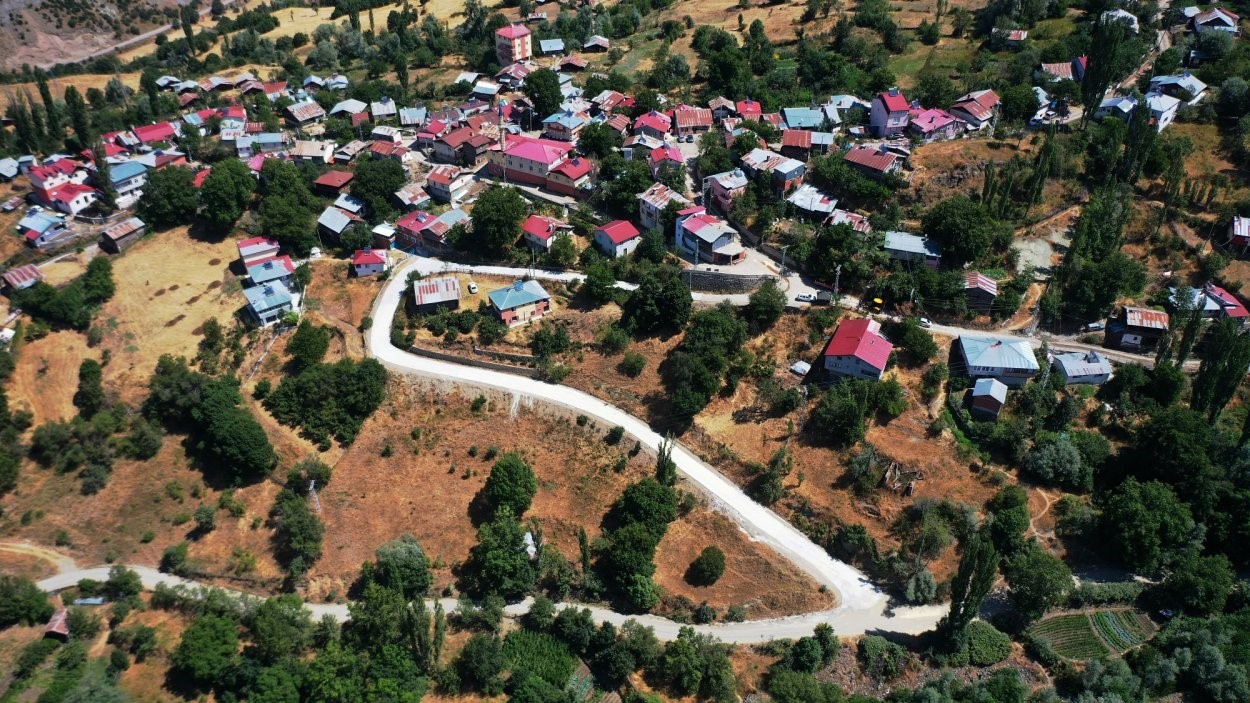 ORDU BÜYÜKŞEHİR BELEDİYESİ TARAFINDAN MESUDİYE İLÇESİNE BAĞLI GÜVENLİ VE DAYILI MAHALLELERİNDE, ULAŞIMIN DAHA GÜVENLİ VE KONFORLU HALE GETİRİLMESİ AMACIYLA BETON YOL ÇALIŞMASI GERÇEKLEŞTİRİLDİ.