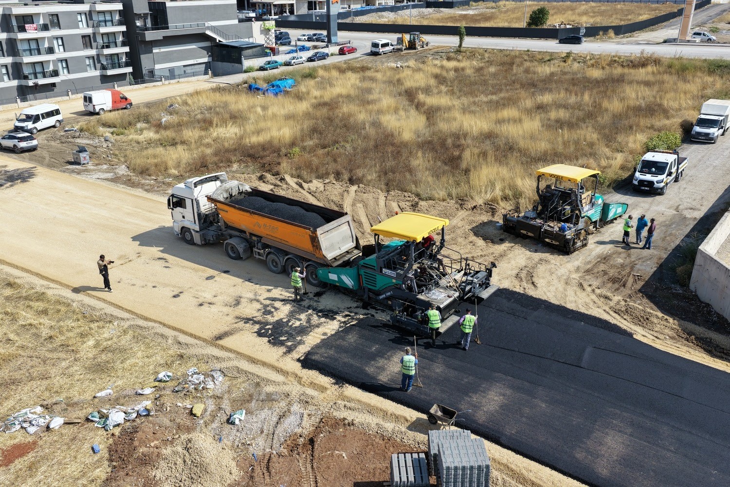 GÖLBAŞI BELEDİYESİ, İLÇENİN ULAŞIM ALTYAPISINI GÜÇLENDİRMEK VE VATANDAŞLARA DAHA KONFORLU ULAŞIM İMKÂNI SUNMAK AMACIYLA EYLÜL AYINDA HACILAR, BALLIKPINAR, KARŞIYAKA, HACIHASAN VE İNCEK MAHALLELERİNDE TOPLAM 22 BİN 500 TON ASFALT SERİMİ GERÇEKLEŞTİRİLDİ.