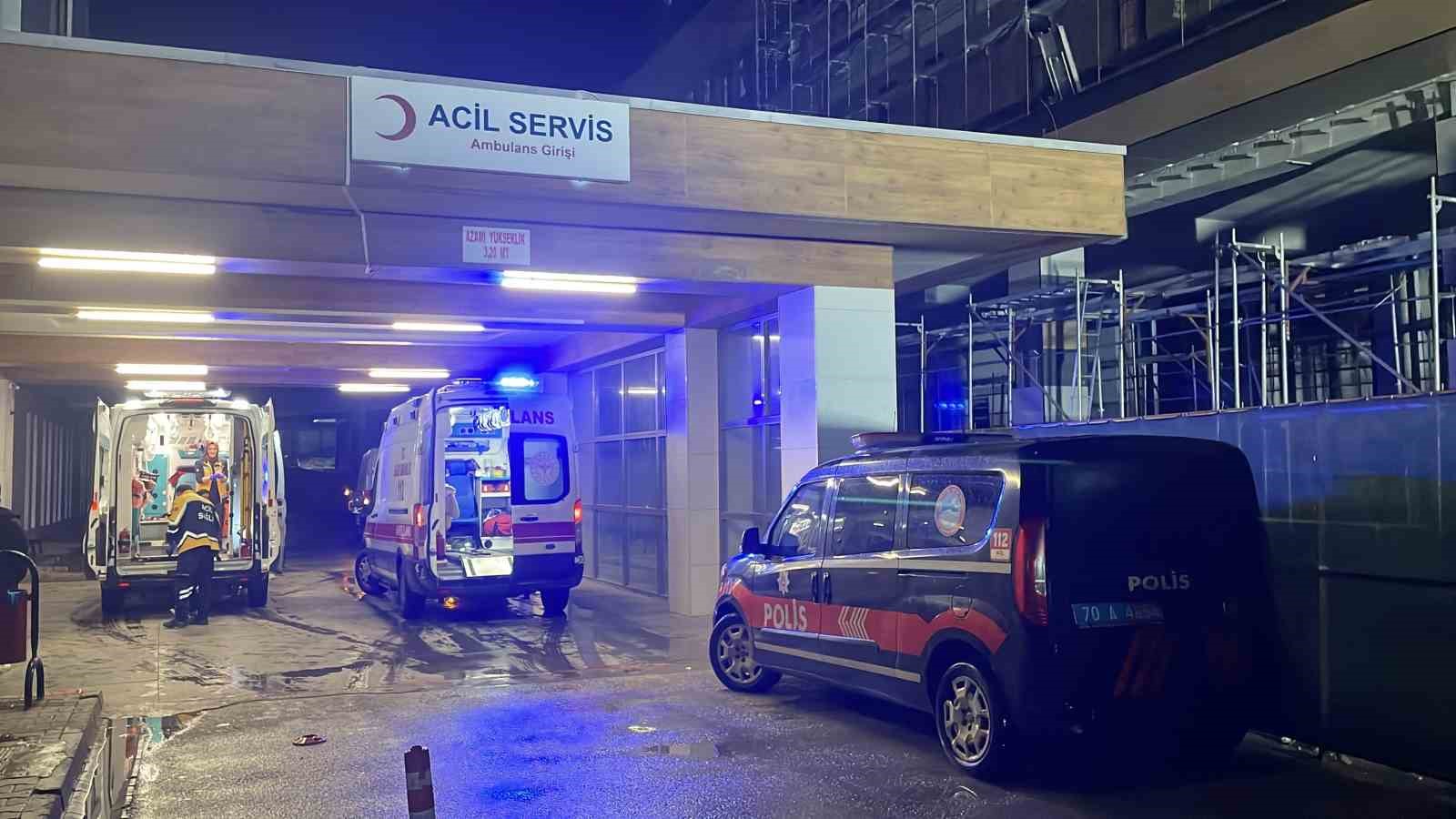 KARAMAN’DA PARKTA ÇIKAN BIÇAKLI KAVGADA 17 YAŞINDAKİ 2 ÇOCUK AĞIR YARALANDI. OLAYIN ARDINDAN KAÇAN 15 YAŞINDAKİ ŞÜPHELİ, YUNUS TİMLERİ TARAFINDAN KISA SÜREDE YAKALANARAK GÖZALTINA ALINDI.