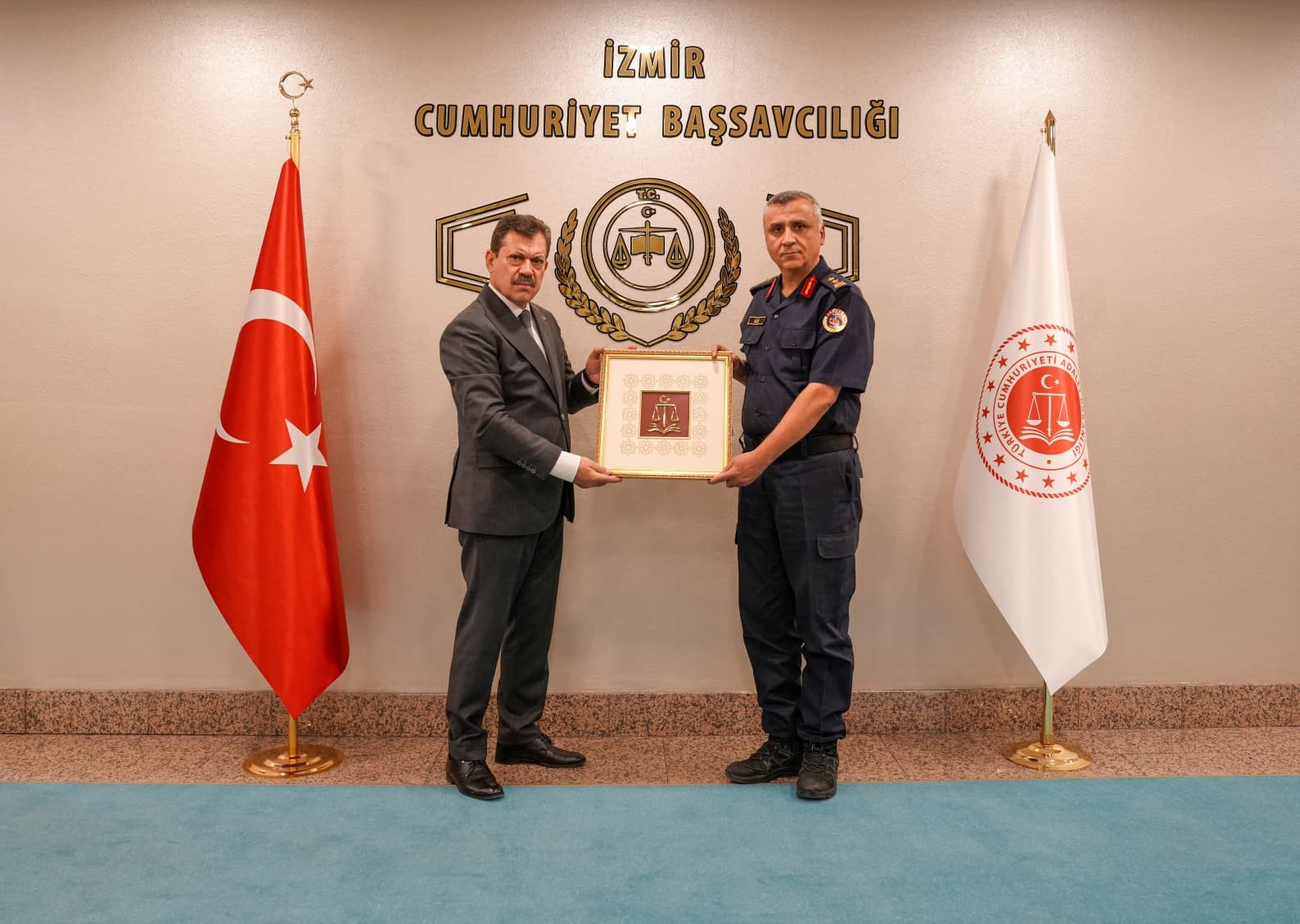 İZMİR CUMHURİYET BAŞSAVCISI ALİ YELDAN (SOLDA), İZMİR İL JANDARMA KOMUTANLIĞI GÖREVİNDEN JANDARMA GENEL KOMUTANLIĞI ASAYİŞ BAŞKANLIĞI GÖREVİNE ATANAN TÜMGENERAL DR. METİN DÜZ (SAĞDA)