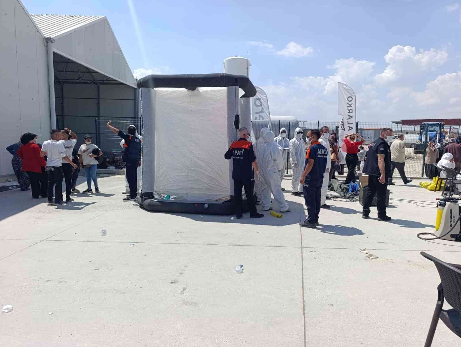 AFYONKARAHİSAR'DAKİ BİR SERADA YAPILAN İLAÇLAMA SIRASINDA, İLK BELİRLEMEYERE GÖRE YAKLAŞIK 40 KİŞİNİN ZEHİRLENDİĞİ, 10 KİŞİNİN HASTANEYE KALDIRILDIĞI BİLDİRİLDİ.