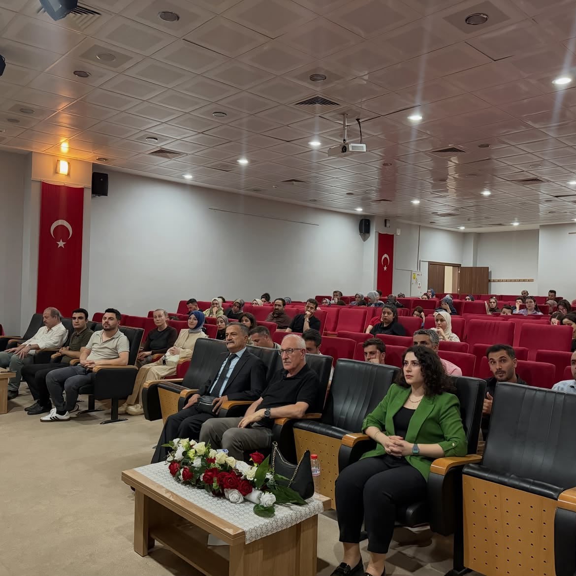 MUŞ’TA ÇOCUK VE GENÇLERİN BAĞIMLILIKLARDAN KORUNMASI, RİSKLERİN ERKEN FARK EDİLMESİ VE ERKEN MÜDAHALENİN GÜÇLENDİRİLMESİ AMACIYLA İL MİLLİ EĞİTİM MÜDÜRLÜĞÜNE BAĞLI REHBER ÖĞRETMENLERE YÖNELİK "BAĞIMLILIKLA MÜCADELE EĞİTİMİ" DÜZENLENDİ.