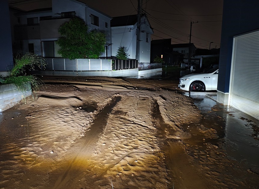 JAPONYA’NIN CHİBA EYALETİNDE ETKİLİ OLAN REKOR DÜZEYDEKİ YAĞIŞLARIN YOL AÇTIĞI SEN BASKINLARINDA ÖLÜ SAYISI 13’E YÜKSELİRKEN, 1 KİŞİNİN KAYIP OLARAK KAYITLARA GEÇTİĞİ AÇIKLANDI.