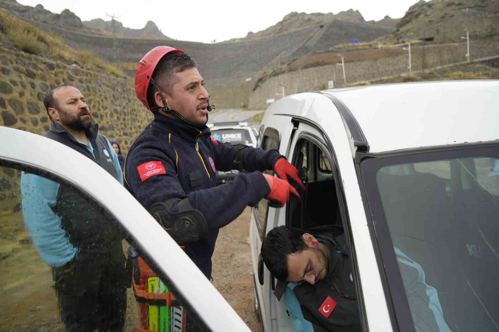 GÜMÜŞHANE’DE UMKE EKİPLERİ, HEYELAN SONRASI TRAFİK KAZASI SENARYOSUYLA MEDİKAL KURTARMA TATBİKATI GERÇEKLEŞTİRDİ.