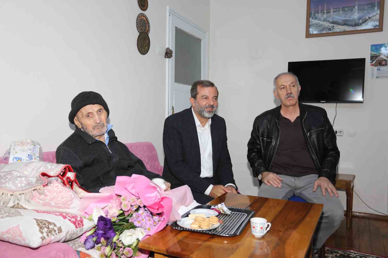 GÜRSU BELEDİYESİ,  AİLE VE SOSYAL HİZMETLER BAKANLIĞI TARAFINDAN DESTEKLENEN ‘YUVAMDA SAĞLIK VE HUZUR VAR’ PROJESİ KAPSAMINDA EKİM AYI ETKİNLİKLERİNE DUYGU YÜKLÜ BİR SAHA ÇALIŞMASI İLE BAŞLADI.  1 EKİM DÜNYA YAŞLILAR GÜNÜ NEDENİYLE, İLÇENİN EN YAŞLI BÜYÜKLERİNİ ZİYARET EDEN GÜRSU BELEDİYE BAŞKANI VE EKİBİ, YAŞLILARIN GÖNÜLLERİNDE TAHT KURDU.