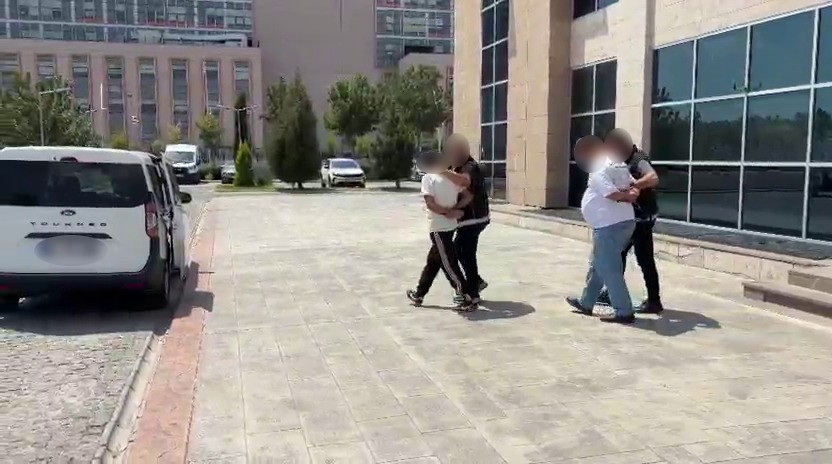 UŞAK’TA BELİRLİ TARİHLER ARASINDA DÜZENLENEN UYUŞTURUCU OPERASYONLARINDA GÖZALTINA ALINAN 14 KİŞİ, ÇIKARILDIKLARI MAHKEMECE TUTUKLANARAK CEZAEVİNE GÖNDERİLDİ.