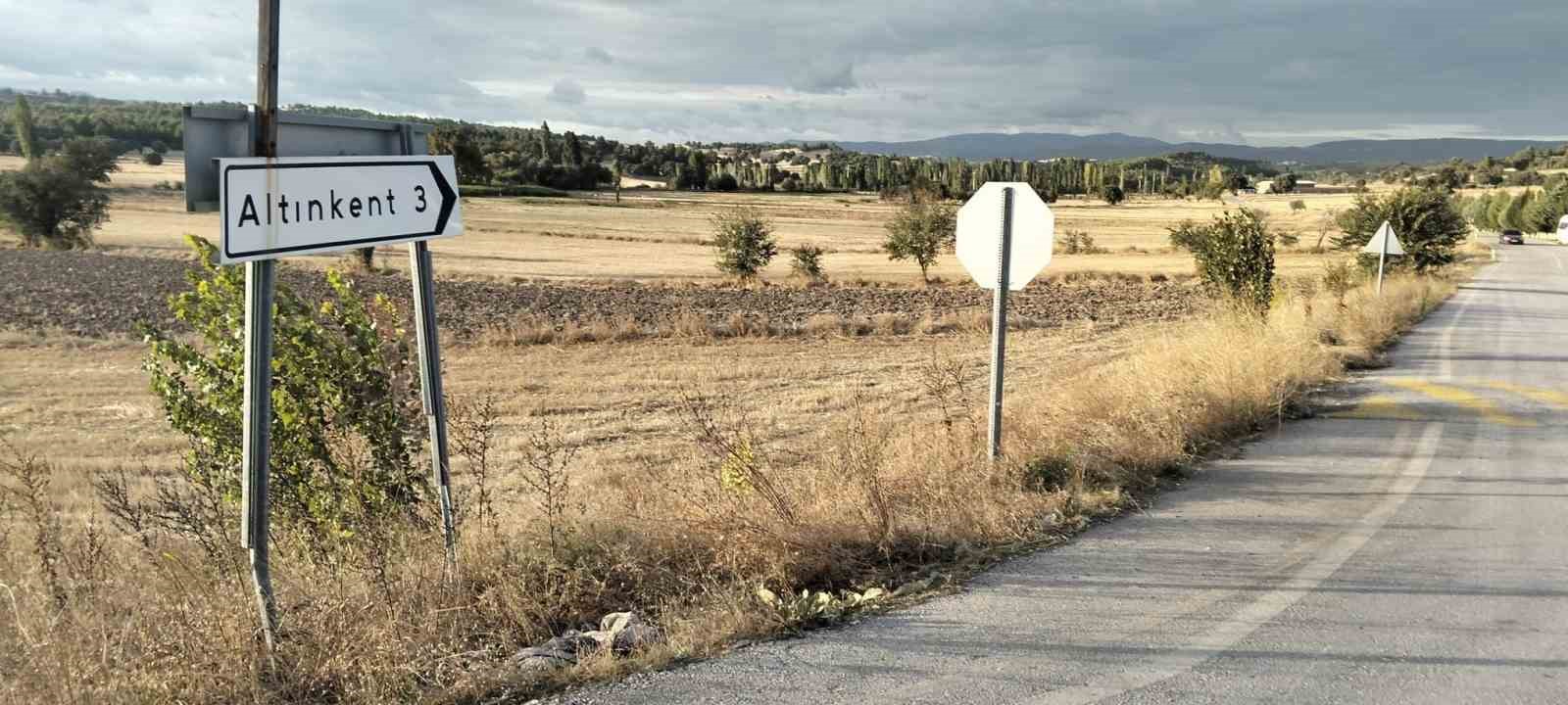 GEDİZ İLÇESİNE BAĞLI GÜMELE VE ALTINKENT KÖYLERİNİN GİRİŞİNDEKİ YOL GÜVENLİĞİ EKSİKLİKLERİ, SÜRÜCÜLER İÇİN BÜYÜK TEHLİKE OLUŞTURUYOR.