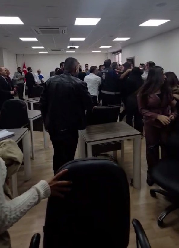SİLOPİ İLÇESİNDE BELEDİYE AYLIK MECLİS TOPLANTISI SIRASINDA YAŞANAN TARTIŞMA KAVGAYA DÖNÜŞTÜ.