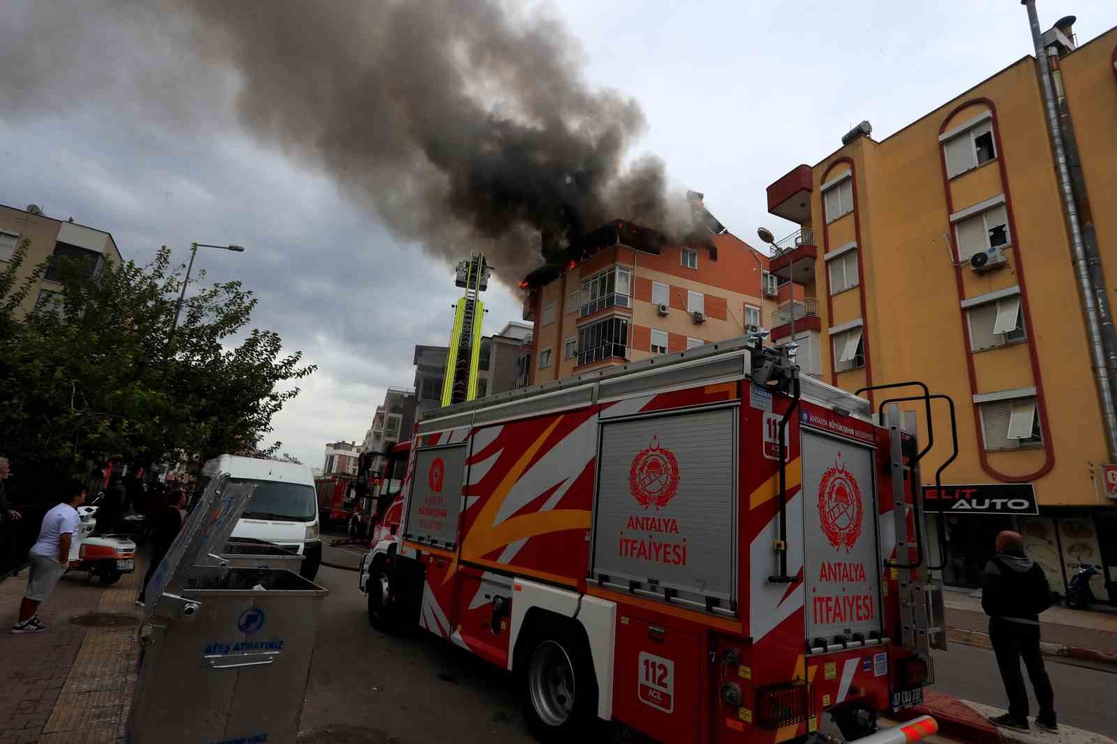 ANTALYA’DA 5 KATLI BİR APARTMANIN EN KATINDA YANGIN ÇIKTI. İTFAİYE EKİPLERİNİN YAKLAŞIK 1 SAATLİK ÇALIŞMASI SONUCU YANGIN SÖNDÜRÜLÜRKEN, DAİRE TAMAMEN KULLANILAMAZ HALE GELDİ.