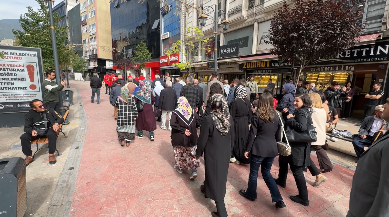 KARABÜK'TE 1 EKİM DÜNYA YAŞLILAR GÜNÜ DOLAYISIYLA DÜZENLENEN FARKINDALIK YÜRÜYÜŞÜNDE GENÇLER, BİRLİKTE YÜRÜDÜKLERİ YAŞLILARIN ELLERİNİ ÖPEREK SAYGILARINI GÖSTERDİ.