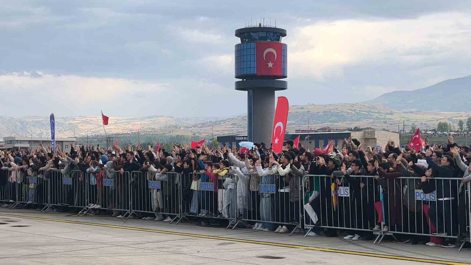 TÜRK HAVA KUVVETLERİNİN GÖSTERİ EKİBİ SOLOTÜRK, TOKAT HAVALİMANI'NDA GERÇEKLEŞTİRDİĞİ GÖSTERİ UÇUŞUYLA BİNLERCE KİŞİYE HEYECAN DOLU ANLAR YAŞATTI.