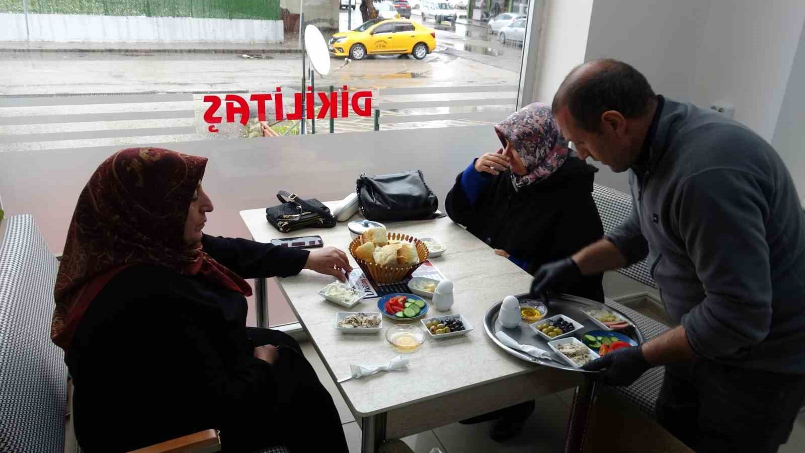 ERZURUM’UN YAKUTİYE İLÇESİNDE ESNAF NASIR DİKİLİTAŞ’IN KİŞİ BAŞI 150 TL’DEN SUNDUĞU SERPME KAHVALTI KAMPANYASI, SOSYAL MEDYADA PAYLAŞILMASININ ARDINDAN İLGİ GÖRDÜ.