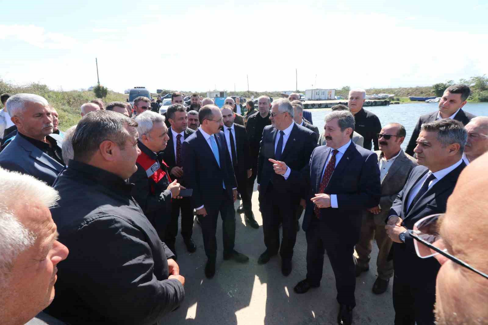 SAMSUN VALİSİ ORHAN TAVLI VE PROTOKOL ÜYELERİ, ULAŞTIRMA VE ALTYAPI BAKANLIĞI TARAFINDAN 1 MİLYAR TÜRK LİRASI BEDELLİ PROJE KAPSAMINDA YAPIMINA BAŞLANAN TAHKİMAT İNŞAATINDA İNCELEMELERDE BULUNDU.