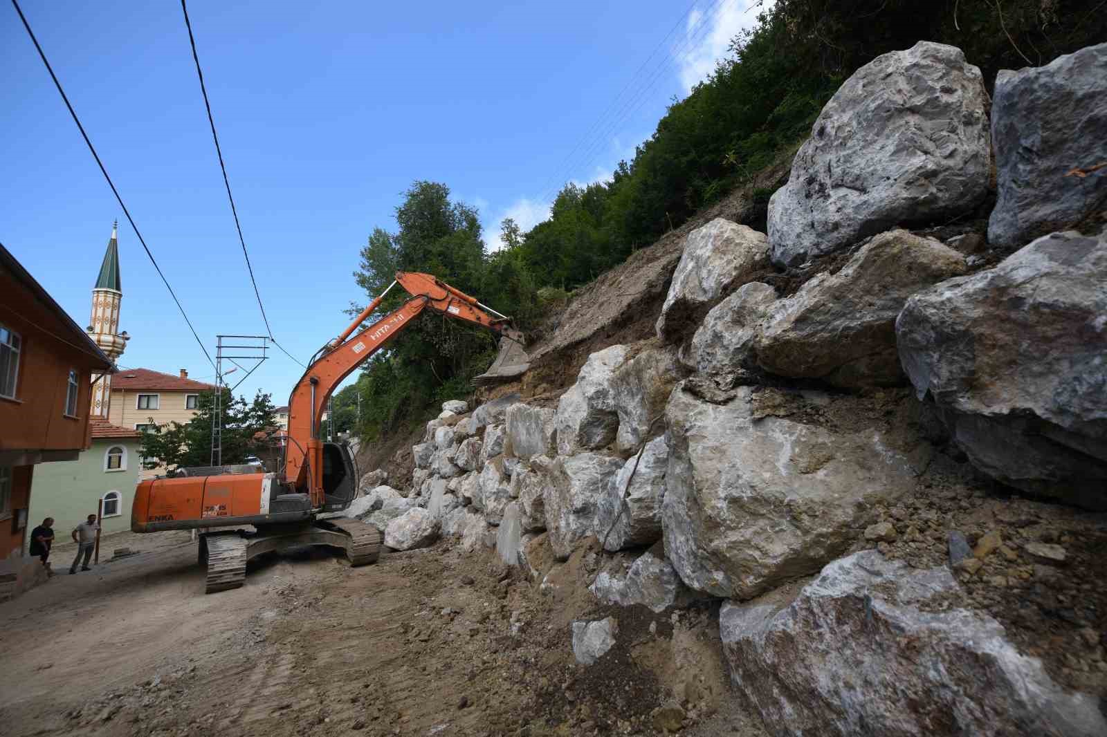 KASTAMONU’NUN CİDE VE DOĞANYURT İLÇELERİNDE YAŞANAN SEL FELAKETİ SONRASINDA HASAR GÖREN VE GÖÇÜKLER OLUŞAN YOLLARDA İL ÖZEL İDARESİ EKİPLERİNİN ÇALIŞMALARI ARALIKSIZ SÜRÜYOR. ESKİ MADEN OCAĞINDAN ALINAN BÜYÜK KAYA VE TAŞ PARÇALARI, KAMYONLARLA KİLOMETRELERCE TAŞINARAK GÖÇEN YOLLAR ONARILIYOR.