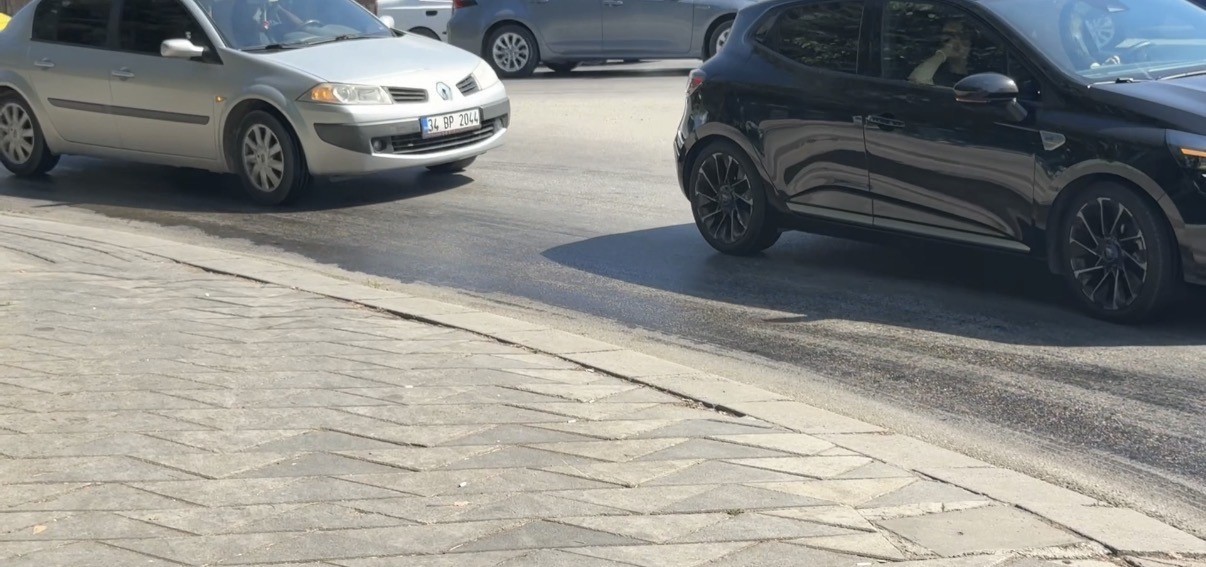 ESKİŞEHİR'DE YABANCI PLAKALI BİR OTOMOBİLDEN YOLA SIZAN MOTOR YAĞI NEDENİYLE KAYGANLAŞAN BULVARDA SÜRÜCÜLER ZOR ANLAR YAŞADI.