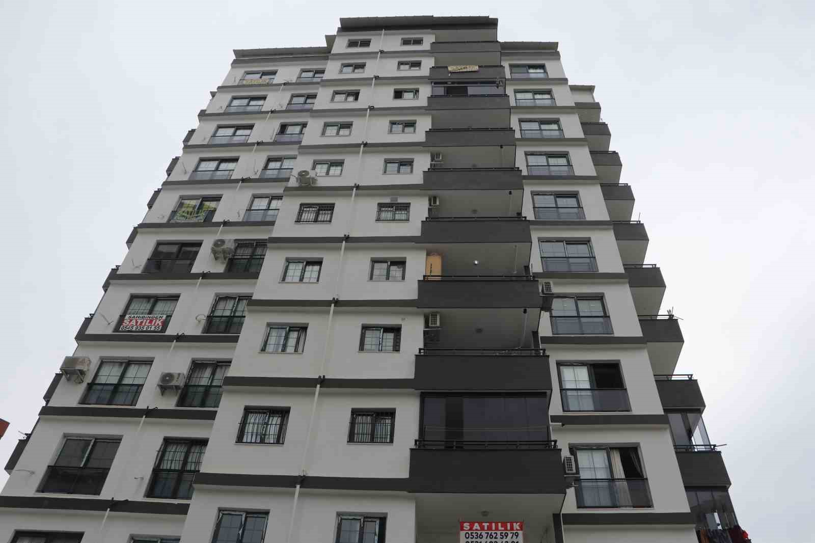 ADANA’DA 11 KATLI APARTMANIN SAKİNLERİ, SIK SIK ARIZALANAN ASANSÖR NEDENİYLE MAĞDURİYET YAŞADIKLARINI BELİRTEREK ADETA İSYAN ETTİ.