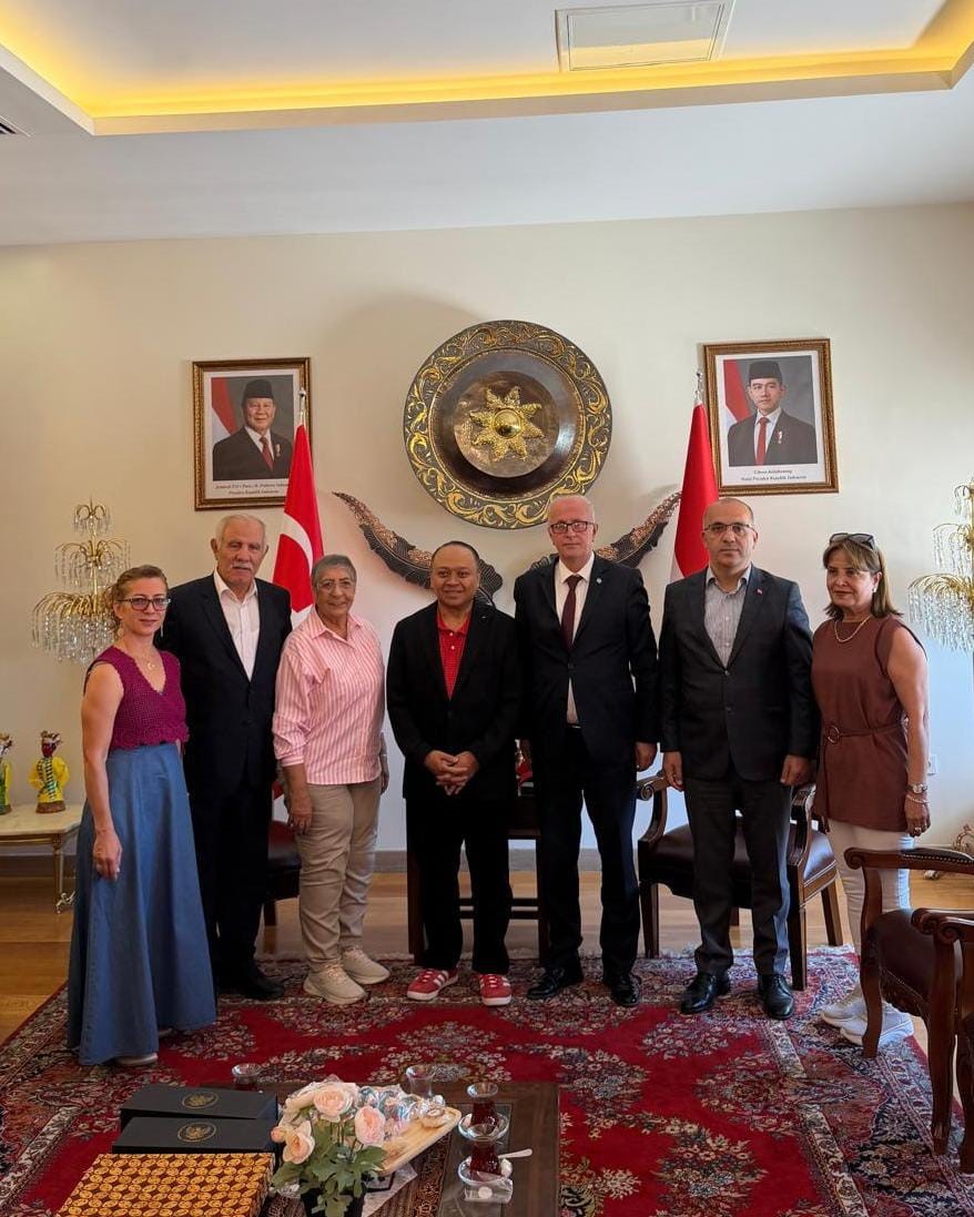 YALOVA’DAN BİR HEYET, ENDONEZYA’NIN BAĞIMSIZLIĞININ 81. YIL DÖNÜMÜ DOLAYISIYLA ANKARA’DA DÜZENLENEN PARTNERSHİP DAY RESEPSİYONU’NA KATILDI. ENDONEZYA’NIN ANKARA BÜYÜKELÇİSİ ACHMAD RİZAL PURNAMA’NIN EV SAHİPLİĞİNDE GERÇEKLEŞTİRİLEN PROGRAM ÖNCESİNDE BÜYÜKELÇİ PURNAMA İLE YAKLAŞIK BİR SAAT SÜREN GÖRÜŞMEDE, İKİ ÜLKE ARASINDA ÖZELLİKLE ENGELSİZ BİR DÜNYANIN İNŞASI KONUSUNDA ÖNÜMÜZDEKİ DÖNEMDE İŞ BİRLİĞİ İÇERİSİNDE ÇALIŞMALAR YAPILMASI KONUSUNDA MUTABAKATA VARILDI.