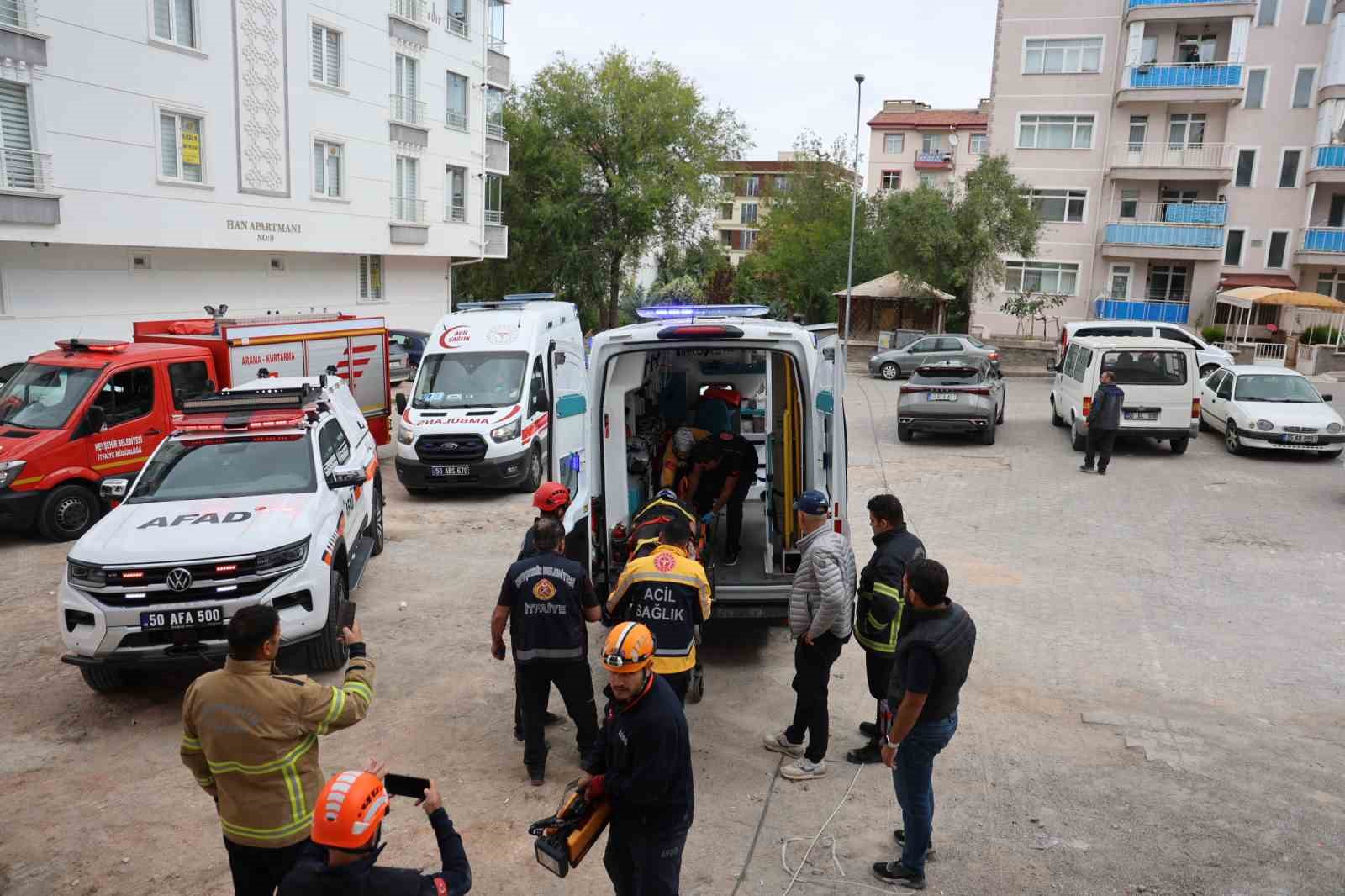 İŞÇİLER HASTANEYE KALDIRILDI