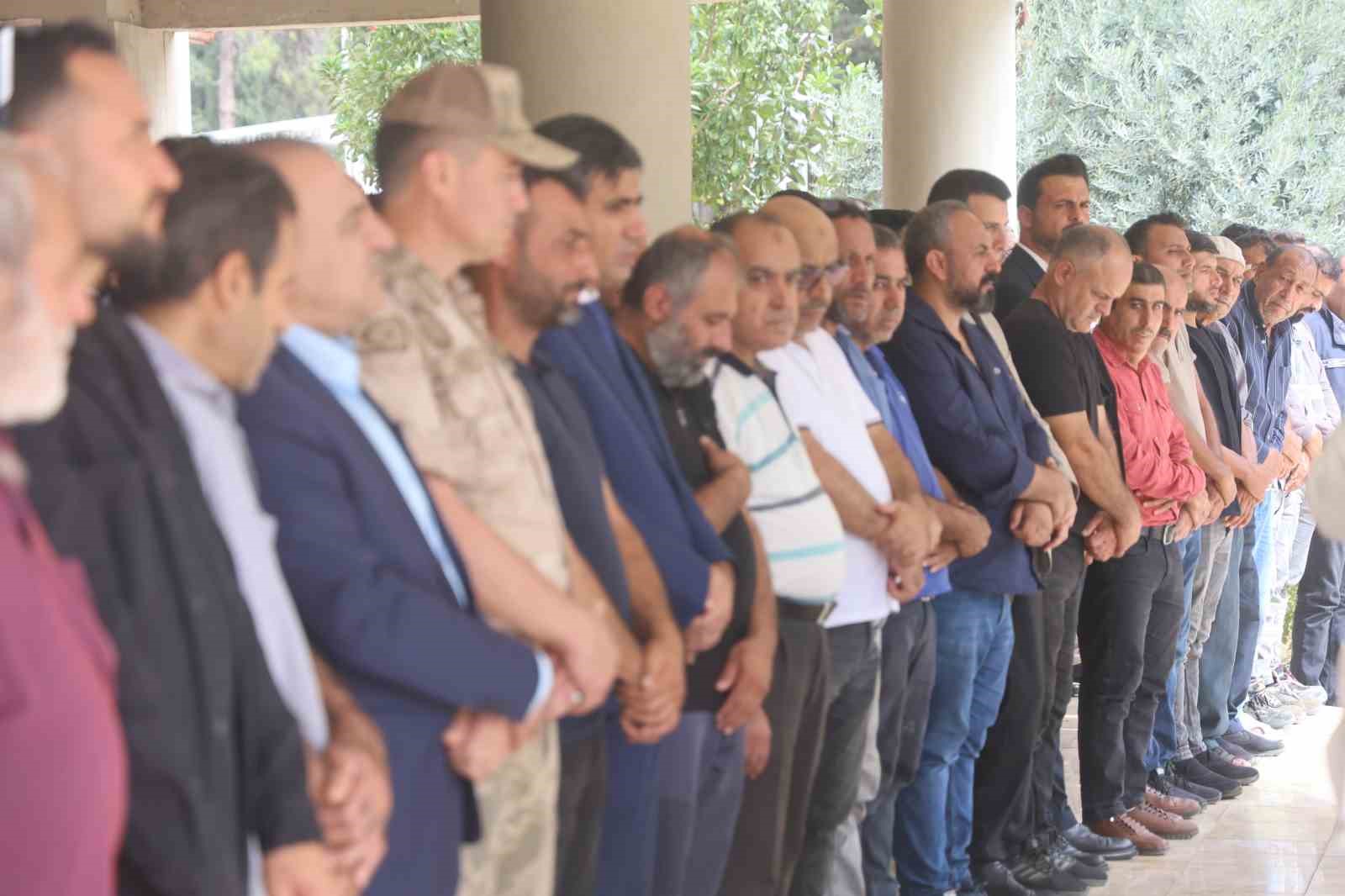 HATAY'A GETİRİLEN MEHMET ASAF'IN CENAZESİ, MEMLEKETİ REYHANLI İLÇESİNDE KILINAN CENAZE NAMAZININ ARDINDAN TOPRAĞA VERİLDİ.