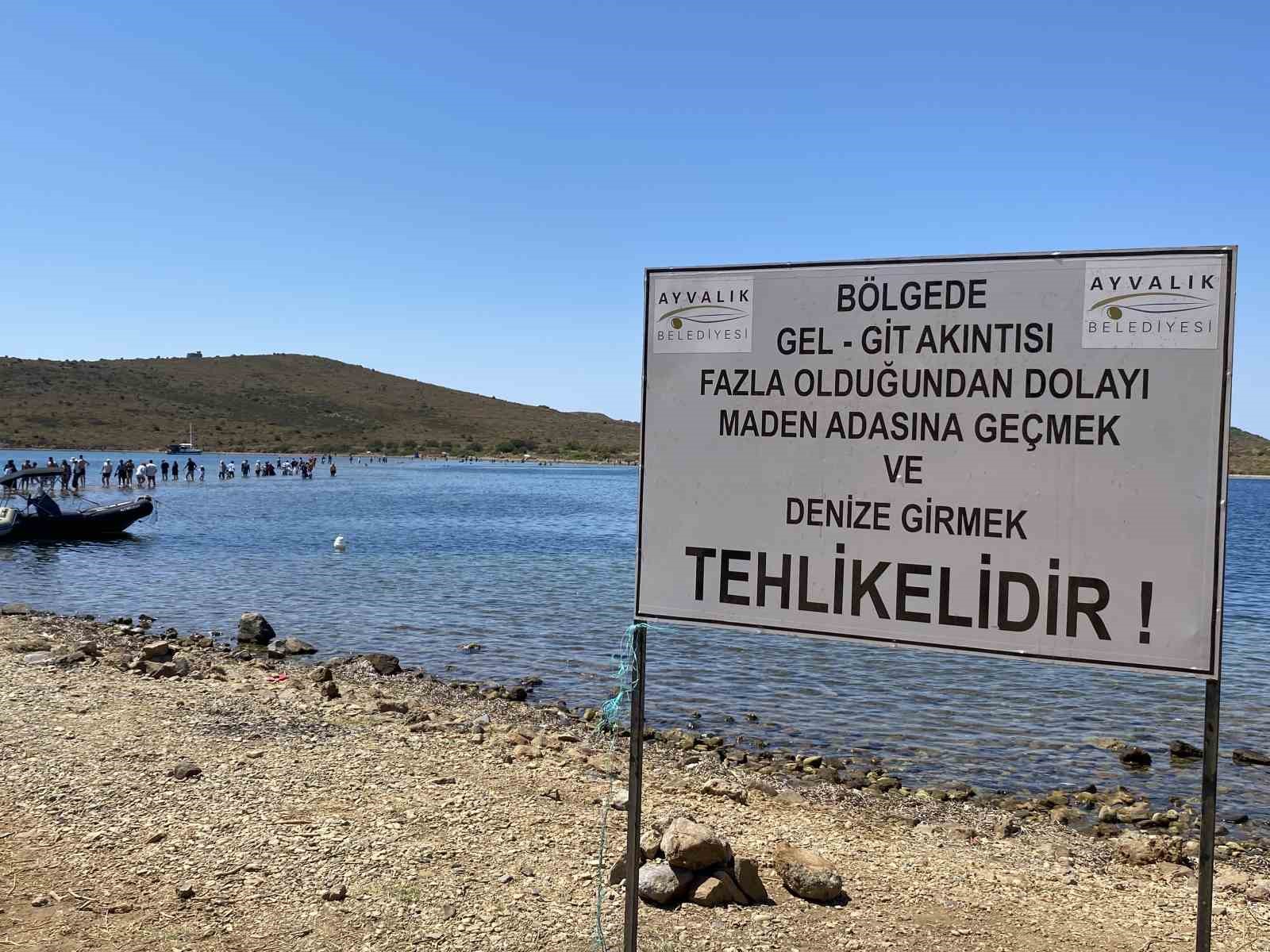 AYVALIK’TA BİNLERCE TURİSTİN DENİZE YÜRÜYEREK GEÇTİĞİ BOĞAZDA CAN GÜVENLİĞİ YOK!