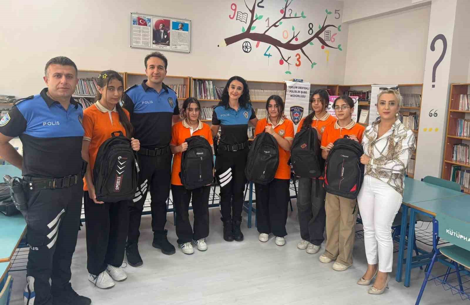 ERZİNCAN’DA POLİS EKİPLERİNCE YÜRÜTÜLEN PROJE KAPSAMINDA AKADEMİK BAŞARI GÖSTEREN 8. SINIF ÖĞRENCİLERİNE LGS HAZIRLIK SETİ VE OKUL ÇANTASI HEDİYE EDİLDİ