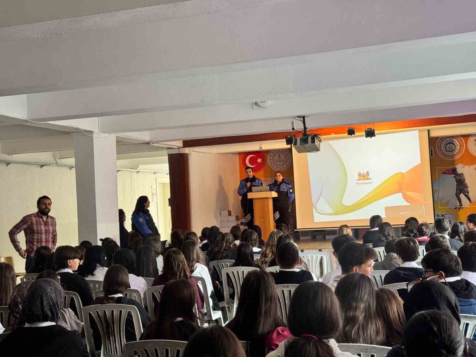 AFYONKARAHİSAR POLİS EKİPLERİ, EMİR MURAT ÖZDİLEK TURİZM MESLEKİ VE TEKNİK ANADOLU LİSESİ ÖĞRENCİLERİNE YÖNELİK KAPSAMLI BİLGİLENDİRME VE BİLİNÇLENDİRME ÇALIŞMASI GERÇEKLEŞTİRDİ.