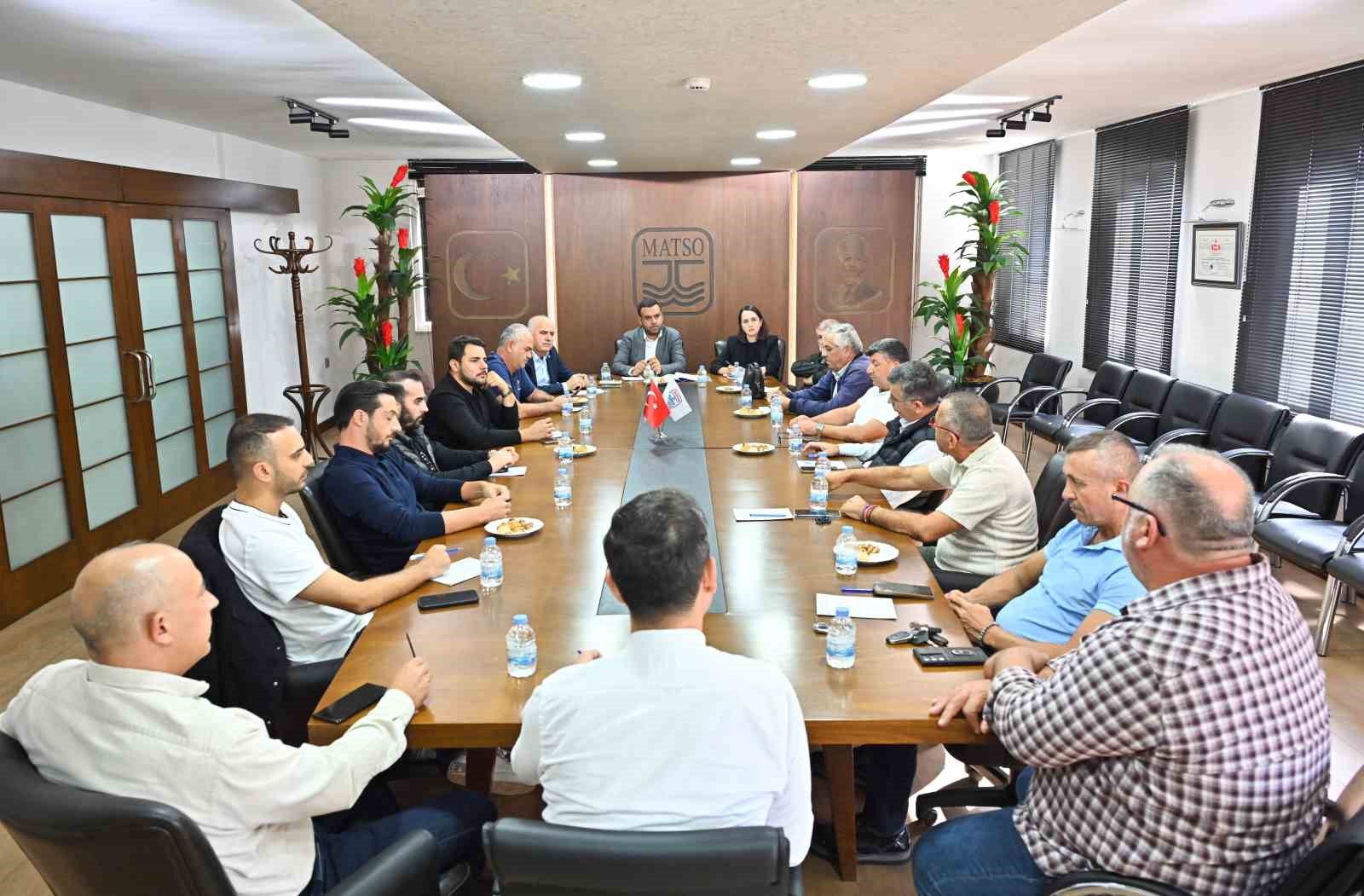 MANAVGAT TİCARET VE SANAYİ ODASI (MATSO), YENİ DÖNEMİN İLK SEKTÖR İSTİŞARE TOPLANTISINI ZEYTİNYAĞI ÜRETİCİLERİYLE GERÇEKLEŞTİRDİ. TOPLANTIDA SEKTÖRÜN MEVCUT DURUMU, ÜRETİM BEKLENTİLERİ, YAŞANAN SORUNLAR VE ÇÖZÜM ÖNERİLERİ ELE ALINDI.
