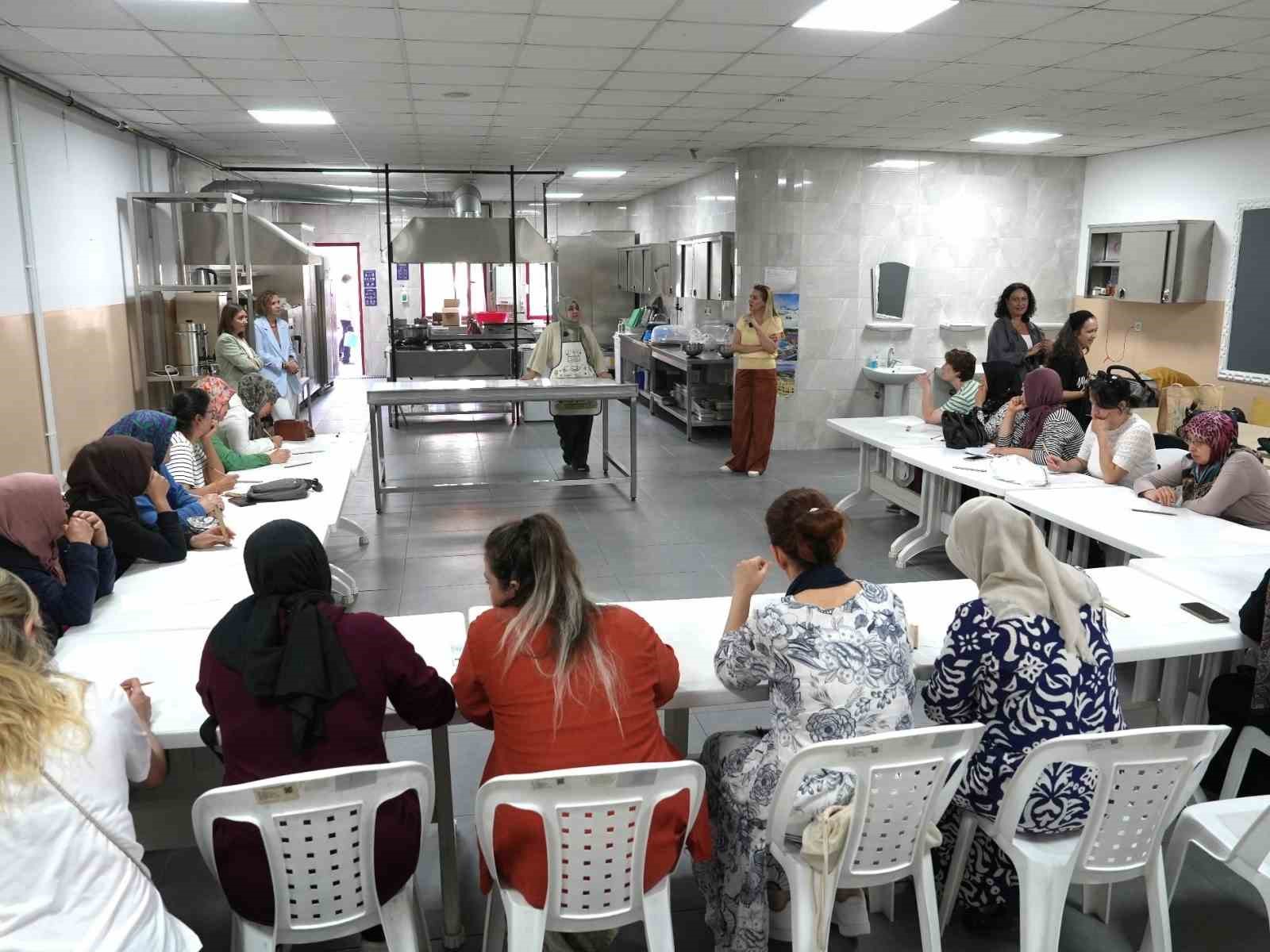 DENİZLİ BÜYÜKŞEHİR BELEDİYESİ, KENTİN KÖKLÜ MUTFAK KÜLTÜRÜNÜ YAŞATMAK VE GELENEKSEL TARİFLERİ GELECEK KUŞAKLARA AKTARMAK AMACIYLA "GEÇMİŞTEN GELEN LEZZETLER, GELECEĞE KALAN TARİFLER" TEMASIYLA GELENEKSEL LEZZETLER ATÖLYE SERİSİNİ BAŞLATTI. SERİNİN İLK ETKİNLİĞİ OLAN TARHANA YAPIMI ATÖLYESİ YOĞUN İLGİ GÖRÜRKEN, SIRADAKİ ERİŞTE YAPIMI ATÖLYESİ İÇİN BAŞVURULAR BAŞLADI.