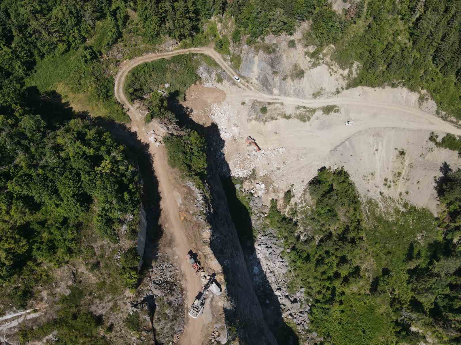 KASTAMONU’NUN CİDE VE DOĞANYURT İLÇELERİNDE YAŞANAN SEL FELAKETİ SONRASINDA HASAR GÖREN VE GÖÇÜKLER OLUŞAN YOLLARDA İL ÖZEL İDARESİ EKİPLERİNİN ÇALIŞMALARI ARALIKSIZ SÜRÜYOR. ESKİ MADEN OCAĞINDAN ALINAN BÜYÜK KAYA VE TAŞ PARÇALARI, KAMYONLARLA KİLOMETRELERCE TAŞINARAK GÖÇEN YOLLAR ONARILIYOR.