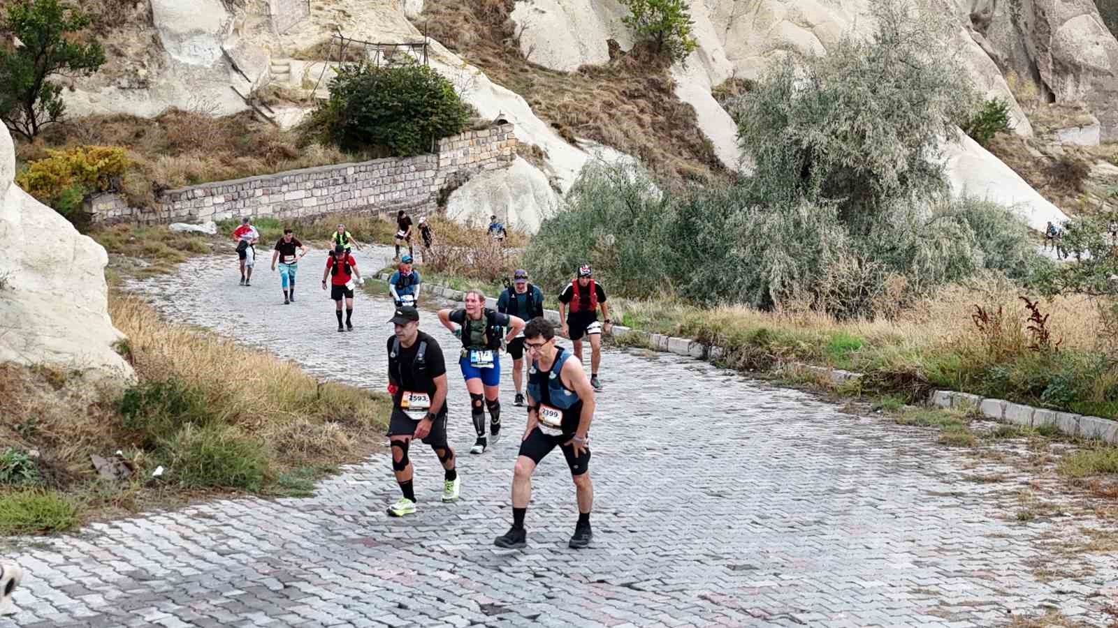 KAPADOKYA’DA DÜZENLENEN SALOMON CAPPADOCİA ULTRA TRAİL YARIŞLARINDA HEYECAN BAŞLADI. 73 ÜLKEDEN 3 BİNE YAKIN SPORCUNUN KATILDIĞI ORGANİZASYONDA 119, 63 VE 38 KİLOMETRELİK PARKURLARDA MÜCADELE EDEN SPORCULAR, KAPADOKYA’NIN EŞSİZ COĞRAFYASINDA ZORLU BİR DAYANIKLILIK SINAVI VERİYOR.