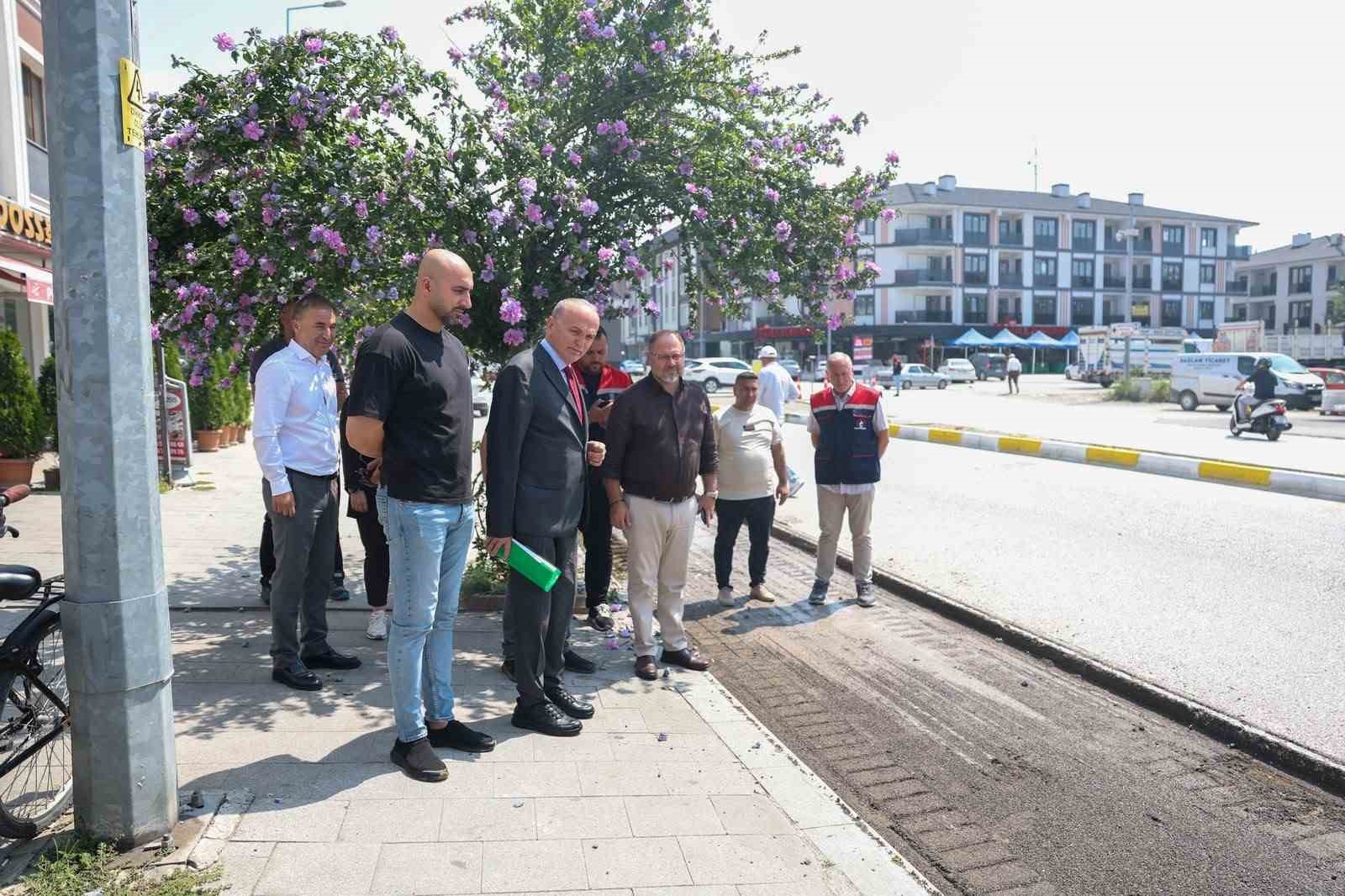 DÜZCE BELEDİYE BAŞKANI DR. FARUK ÖZLÜ’DEN GELDİ. TRAFİK AKIŞININ YOĞUN OLDUĞU AZİZİYE MAHALLESİ İSTANBUL CADDESİ MEVKİİ İLE KİRAZLI MAHALLESİ D-100 BAĞLANTISI ARASINDA İKİ AYRI NOKTADA BAŞLAYAN ÇALIŞMALAR, YAZ HAVA ŞARTLARINA UYGUN OLARAK GÜNDE 14 SAATE KADAR DEVAM EDECEK.