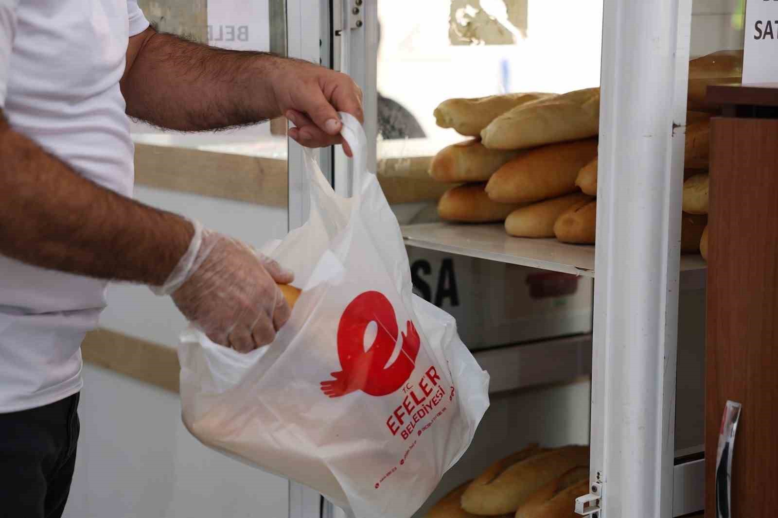 EFELER BELEDİYESİ’NİN SOSYAL BELEDİYECİLİK ÇALIŞMALARI KAPSAMINDA HAYATA GEÇİRİLEN EFE EKMEK, 200 GRAMLIK EKMEKLERİ 12,50 TL’DEN VATANDAŞLARLA BULUŞTURARAK AİLE BÜTÇESİNE KATKI SAĞLIYOR.
