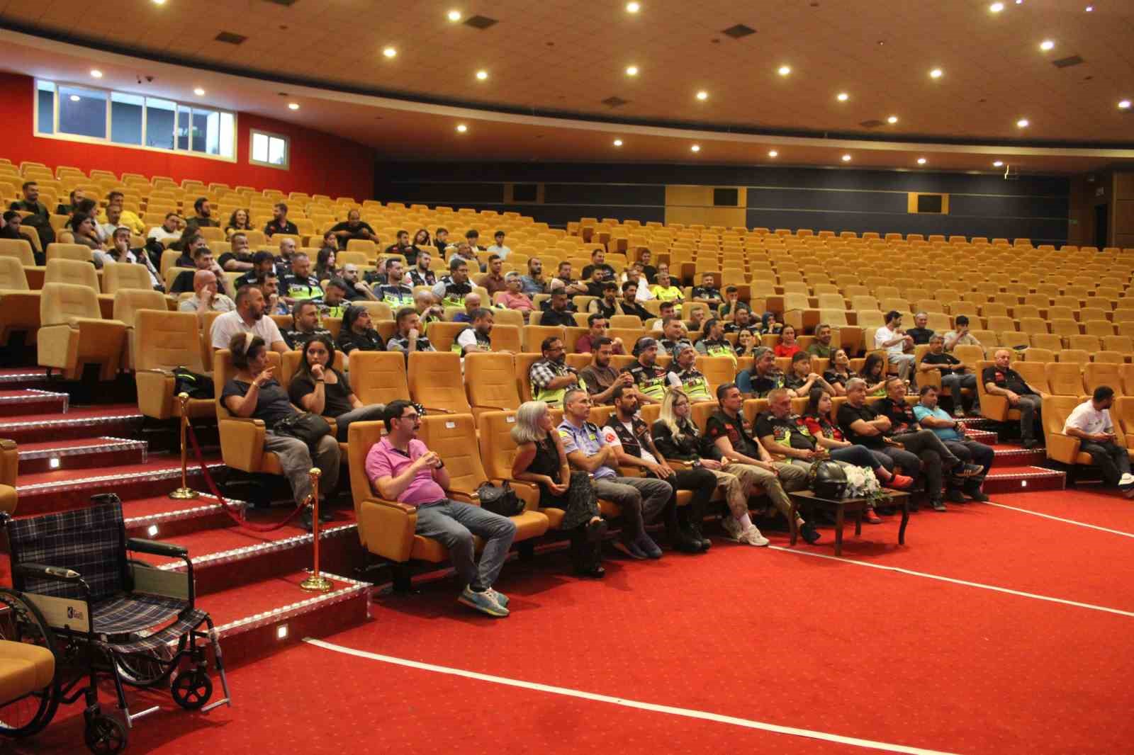 AYDIN'DA TRAFİK BİLİNCİNİN OLUŞTURULMASI HEDEFİYLE GERÇEKLEŞTİRDİKLERİ ÇALIŞMALARLA VATANDAŞLARA GÜVENLİ SÜRÜŞ KONULARINDA BİLGİLER VEREN TRAFİK EĞİTİM BÜRO PERSONELLERİ, MOTOSİKLET SÜRÜCÜLERİNE YÖNELİK ‘GÜVENLİ MOTOSİKLET SÜRÜŞÜ' EĞİTİMİ VERDİ.