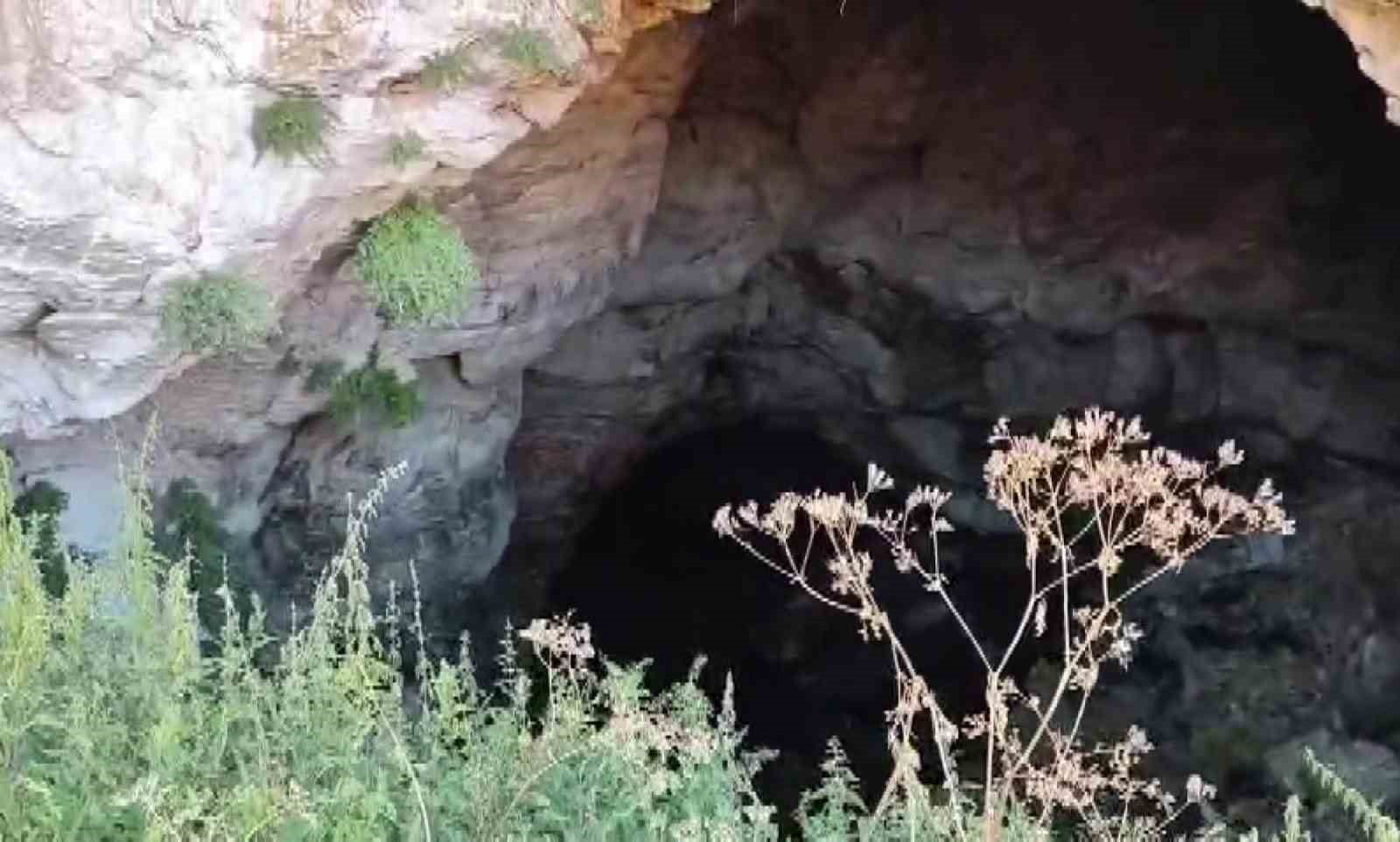 SİVAS’IN İMRANLI İLÇESİNE BAĞLI BİR KÖYDE KÖYÜNDE BULUNAN MAĞARA, DOĞAL YAPISI VE GİZEMLİ GÖRÜNTÜSÜYLE KÖYLÜLERİN VE ZİYARETÇİLERİN İLGİSİNİ ÇEKİYOR.