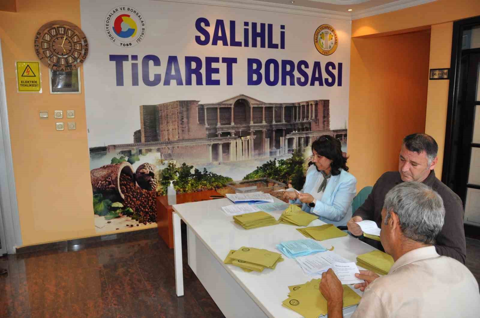 MANİSA’NIN SALİHLİ İLÇESİNDEKİ TİCARET BORSASI’NIN OLAĞAN GENEL KURULUNDA İKİ ADAYIN YARIŞTIĞI BAŞKANLIK SEÇİMİNİ MEVCUT BAŞKAN YETİŞ AKSOY KAZANDI. AKSOY, DÖRDÜNCÜ KEZ BAŞKANLIĞA SEÇİLEREK GÜVEN TAZELEDİ.