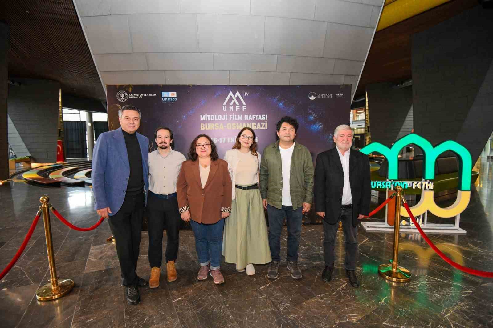 "İNSANLIĞIN ORTAK HİKAYESİ" SLOGANIYLA DÜZENLENEN 4. MİTOLOJİ FİLM HAFTASI, OSMANGAZİ BELEDİYESİ’NİN EV SAHİPLİĞİNDE BURSA’DA BAŞLADI. SİNEMA GÖSTERİMLERİ, SÖYLEŞİLER VE MİTOLOJİNİN KÜLTÜREL MİRASINI ELE ALAN ETKİNLİKLERLE ZENGİNLEŞEN PROGRAM, KATILIMCILARI İNSANLIĞIN KADİM ANLATILARI ARASINDA YOLCULUĞA ÇIKARDI