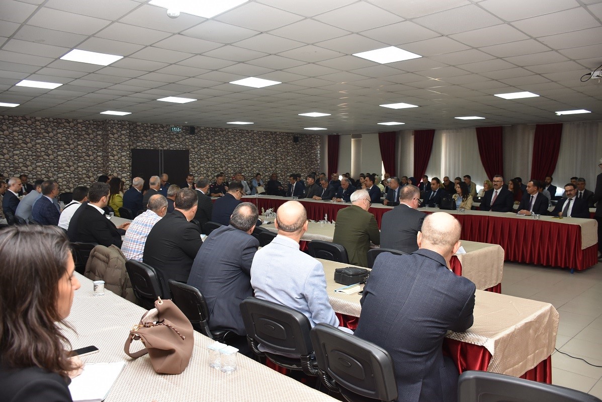 MANİSA’NIN SALİHLİ İLÇESİNDE OKUL MÜDÜRLERİ TOPLANTISI, KAYMAKAM ALİ GÜLDOĞAN’IN BAŞKANLIĞINDA OKUL MÜDÜRLERİNİN KATILIMIYLA SALİHLİ ÖĞRETMENEVİ’NDE GERÇEKLEŞTİRİLDİ.