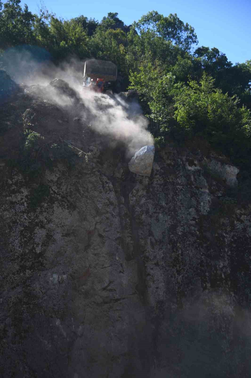 KASTAMONU İL ÖZEL İDARESİ EKİPLERİ, ESKİ MADEN OCAĞINDAN ALDIĞI KAYA VE TAŞLARLA SELDE ZARAR GÖREN KOY YOLLARINI ONARIYOR.