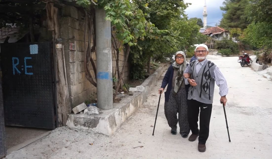 BURDUR'UN GÖLHİSAR İLÇESİNDE YAŞAYAN RAMAZAN VE NAZİRE EROĞUZ ÇİFTİ, 72 YILLIK EVLİLİKLERİYLE YILLARA MEYDAN OKUYOR. 1931 DOĞUMLU ÇİFT, HAYATIN TÜM ZORLUKLARINI BİRLİKTE GÖĞÜSLERKEN, ARADAN GEÇEN ONLARCA YILA RAĞMEN BİRBİRLERİNE OLAN BAĞLILIKLARINDAN VAZGEÇMEDİ.