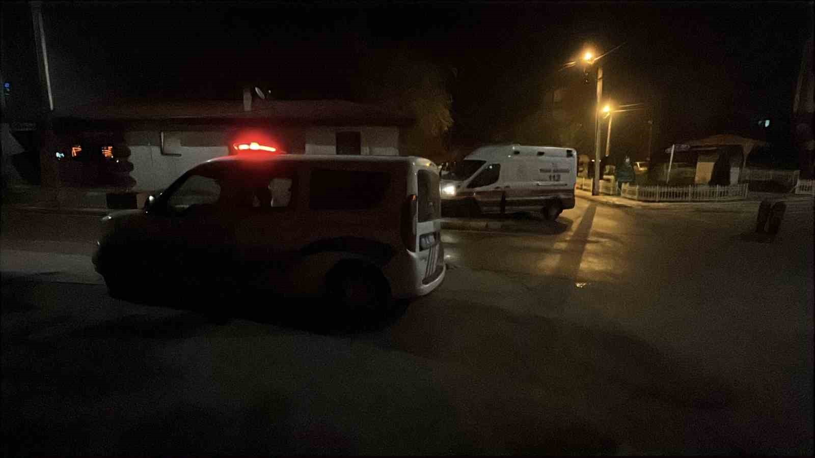 ÇORUM'DA 18 YAŞINDAKİ YABANCI UYRUKLU GENÇ, TANIMADIĞINI İDDİA ETTİĞİ BİR KİŞİNİN BIÇAKLI SALDIRISI SONUCU YARALANDI