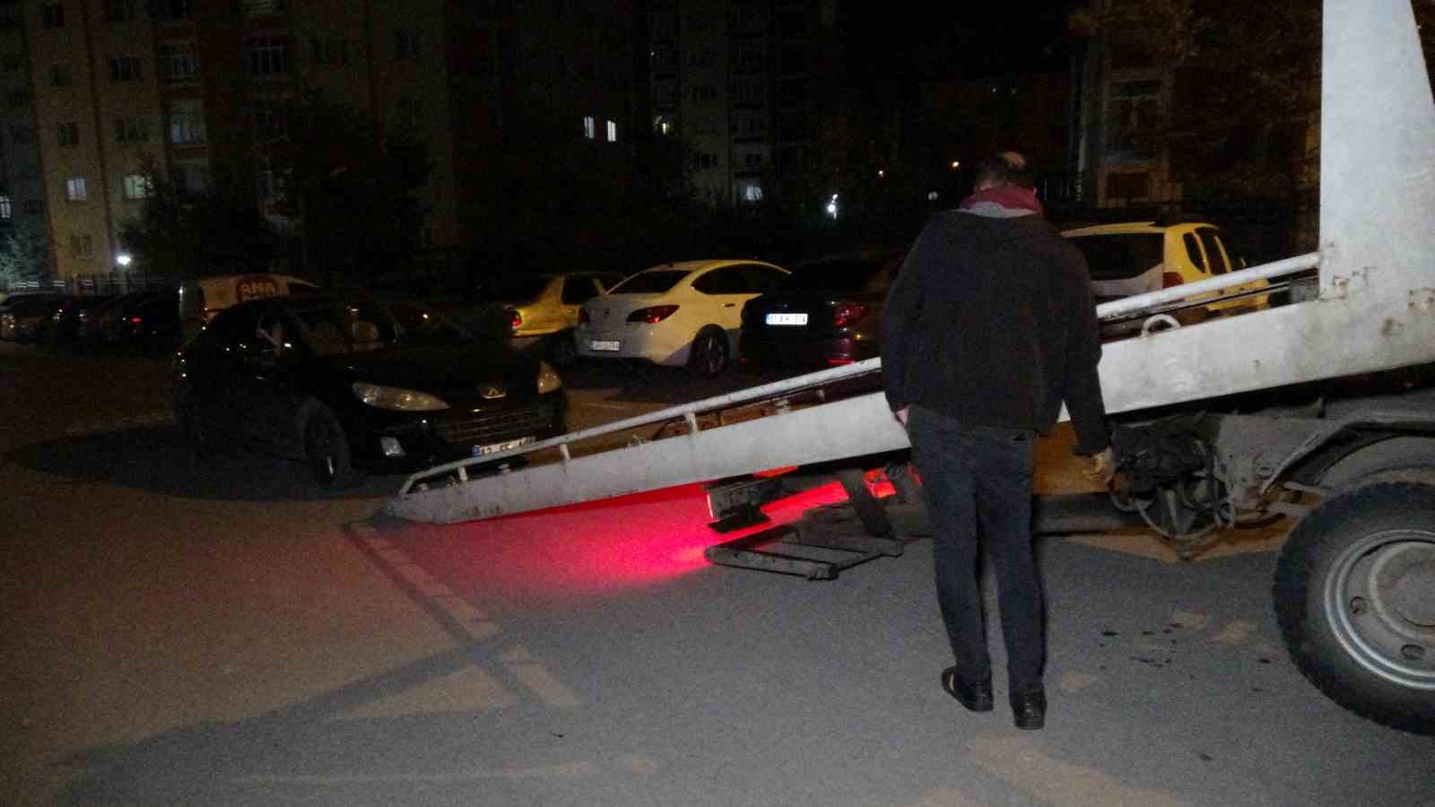 ERZURUM'DA TERMİNAL CADDESİ'NDE RUTİN TRAFİK UYGULAMASI YAPAN EKİPLERİN DURDURMAK İSTEDİĞİ SÜRÜCÜ, POLİSİN İHTARINA UYMAYARAK KAÇTI. KAÇARKEN MOTOSİKLETLİYE ÇARPIP YARALANMASINA NEDEN OLAN SÜRÜCÜ, POLİS EKİPLERİNİN TAKİBİ SONUCU YAKALANDI. 0,83 PROMİL ALKOLLÜ OLDUĞU BELİRLENEN SÜRÜCÜYE 265 BİN LİRA CEZA KESİLDİ.