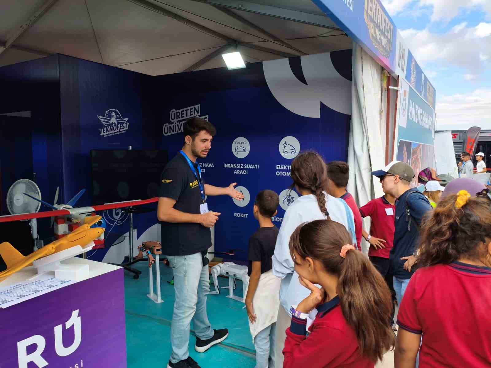 BARTIN ÜNİVERSİTESİ (BARÜ), BU YIL ŞANLIURFA'DA DÜZENLENEN TEKNOFEST 2026’DA BİLİM VE TEKNOLOJİ ALANINDAKİ ÇALIŞMALARINI TANITIRKEN ÖĞRENCİLERİNİN GELİŞTİRDİĞİ PROJELERİ DE ZİYARETÇİLERLE BULUŞTURUYOR.