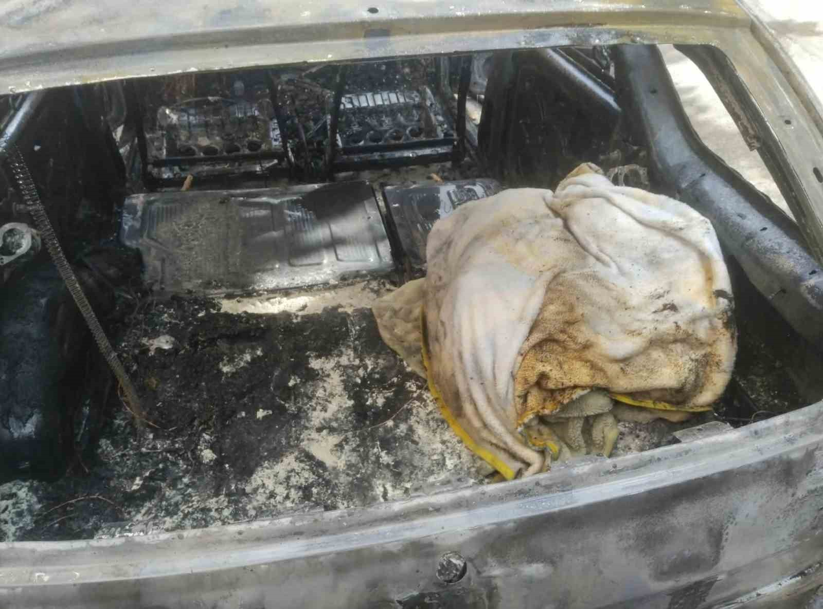 ESKİŞEHİR'DE KUNDAKLANDIĞI İDDİA EDİLEN OTOMOBİL ADETA KÜLE DÖNERKEN, OLAYLA İLGİLİ İNCELEME BAŞLATILDI.
