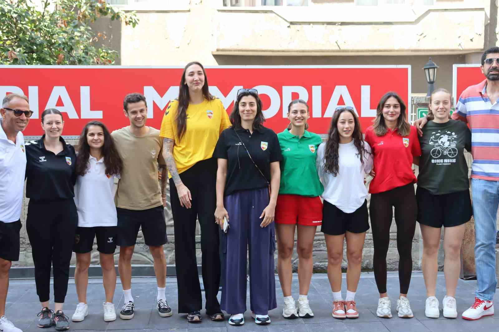 KADINLAR BASKETBOL SÜPER LİGİ EKİPLERİNDEN MELİKGAZİ KAYSERİ BASKETBOL'DA TEKNİK EKİP İLE 6 OYUNCU SAĞLIK KONTROLÜNDEN GEÇTİ.