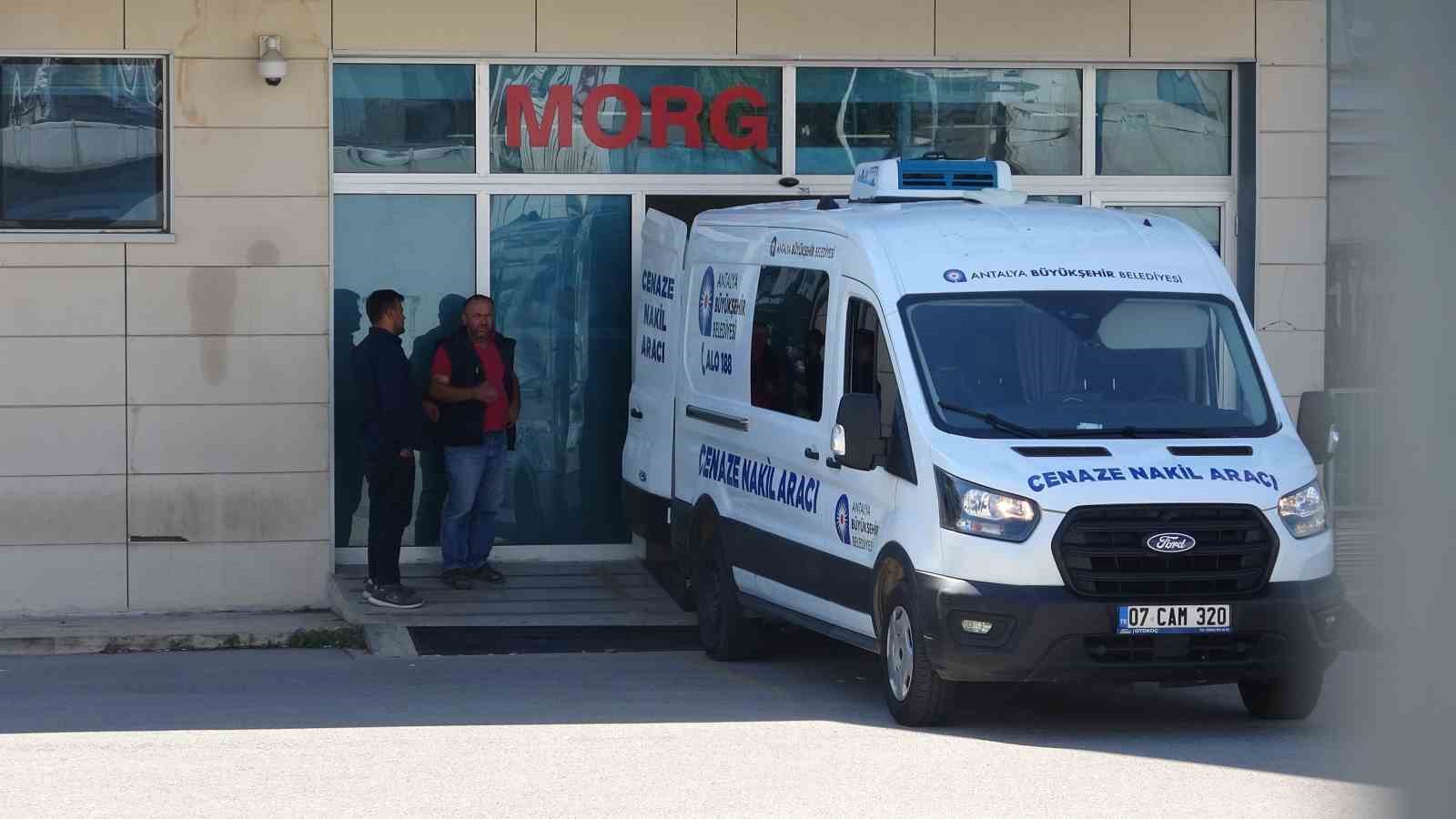 CENAZEYİ TESLİM ALAN AĞABEYİ GÖZYAŞLARINA HAKİM OLAMADI.